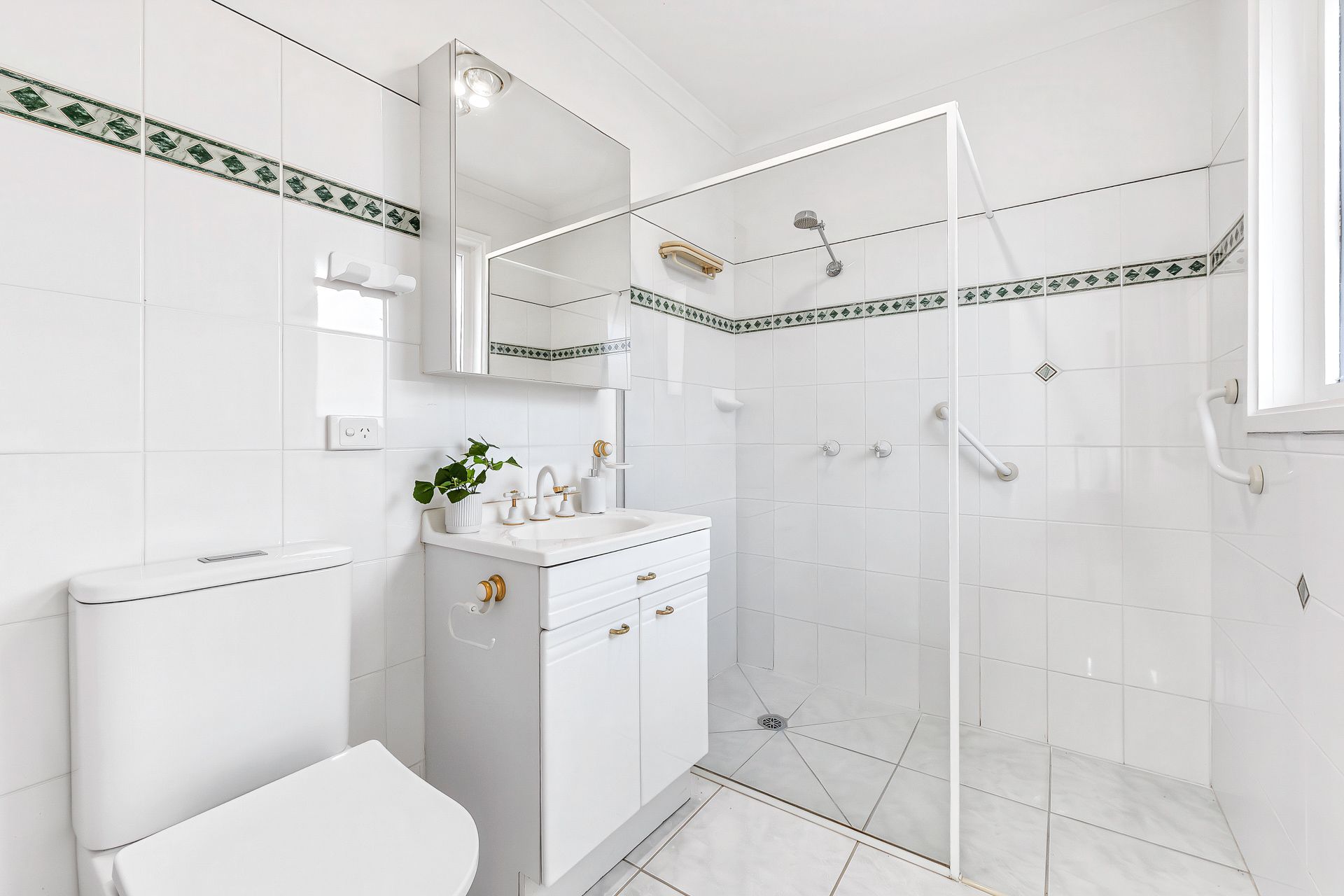 4 Roycroft Close — photo 12 of 14