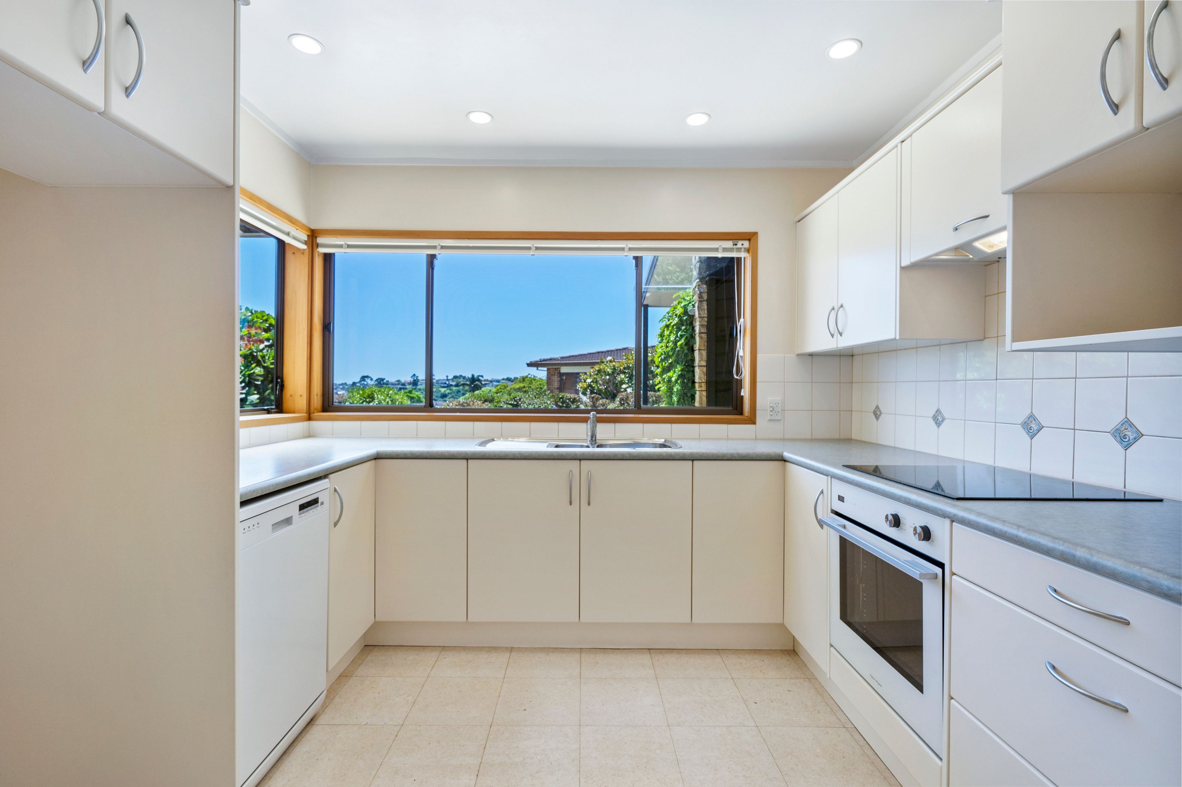 16 Prince Regent Drive, Half Moon Bay, Manukau City