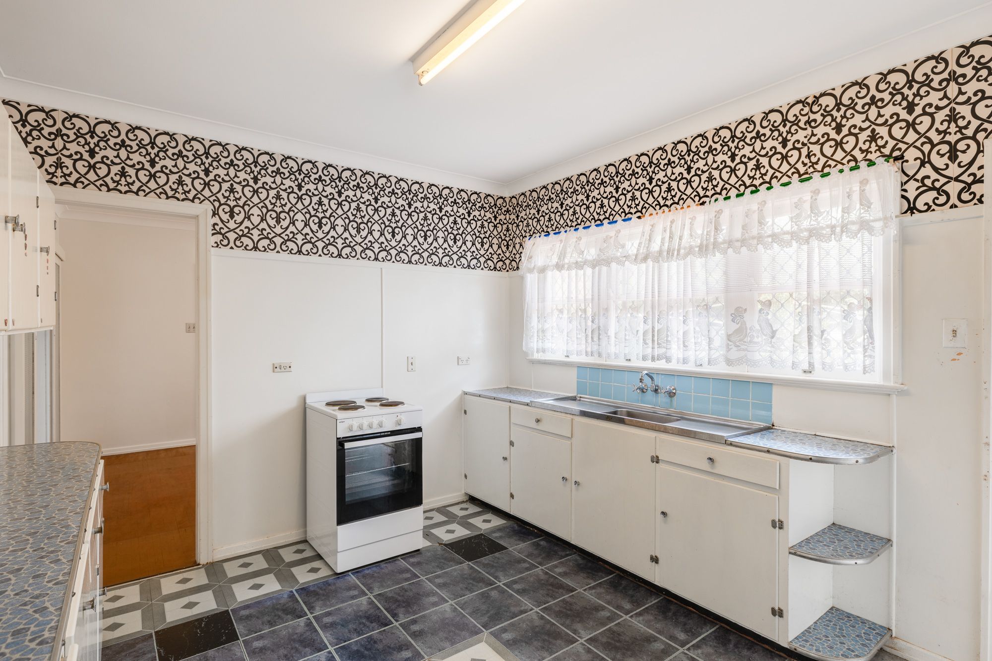 445 Alderley Street — photo 5 of 18