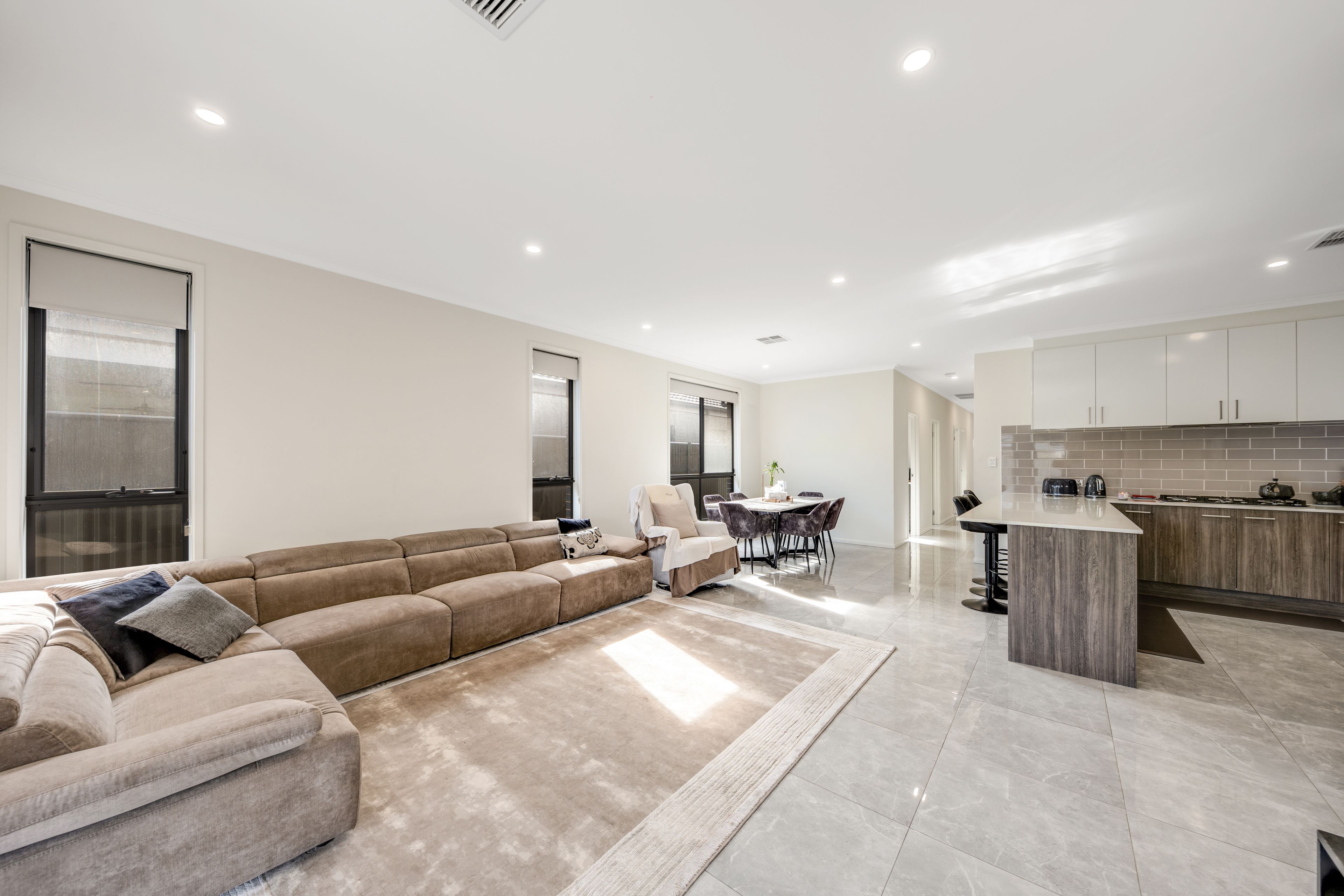Sleek Modern Luxury — photo 7 of 23