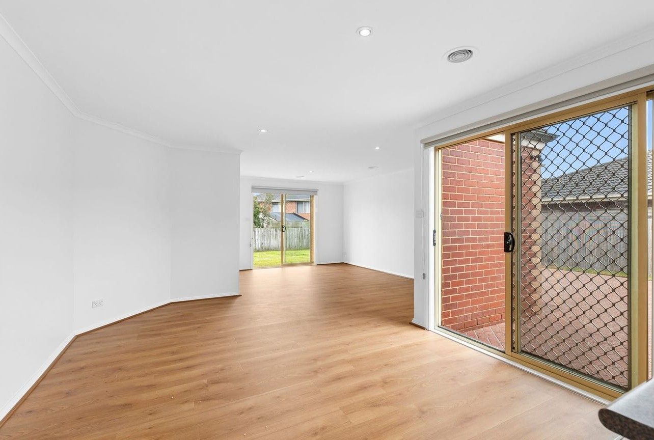 35 Willesden Drive — photo 4 of 18