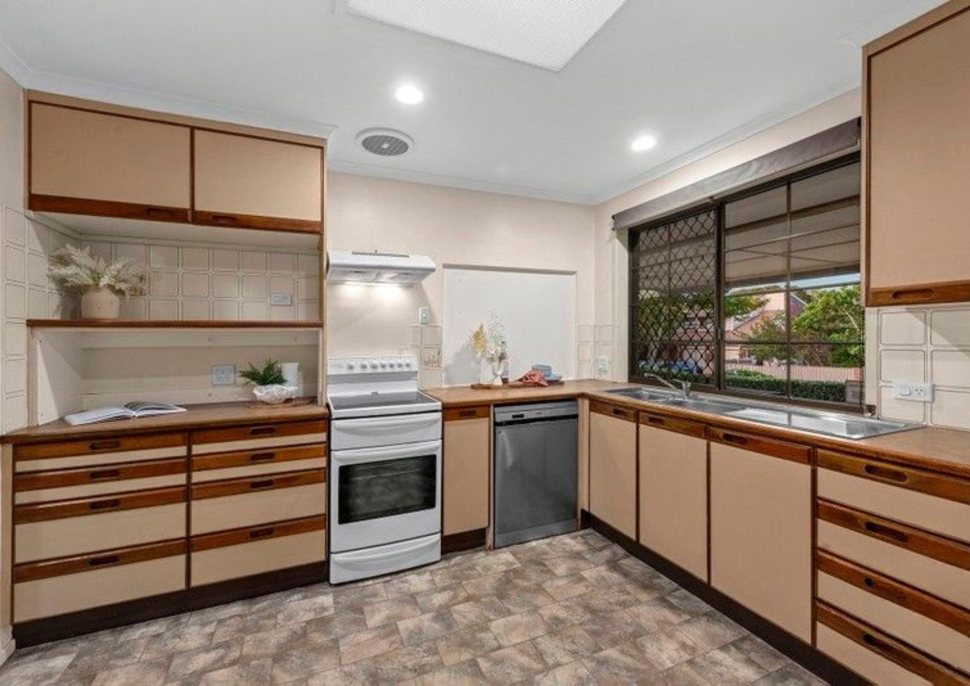 2 Coolcorra Court, Carindale, QLD 4152