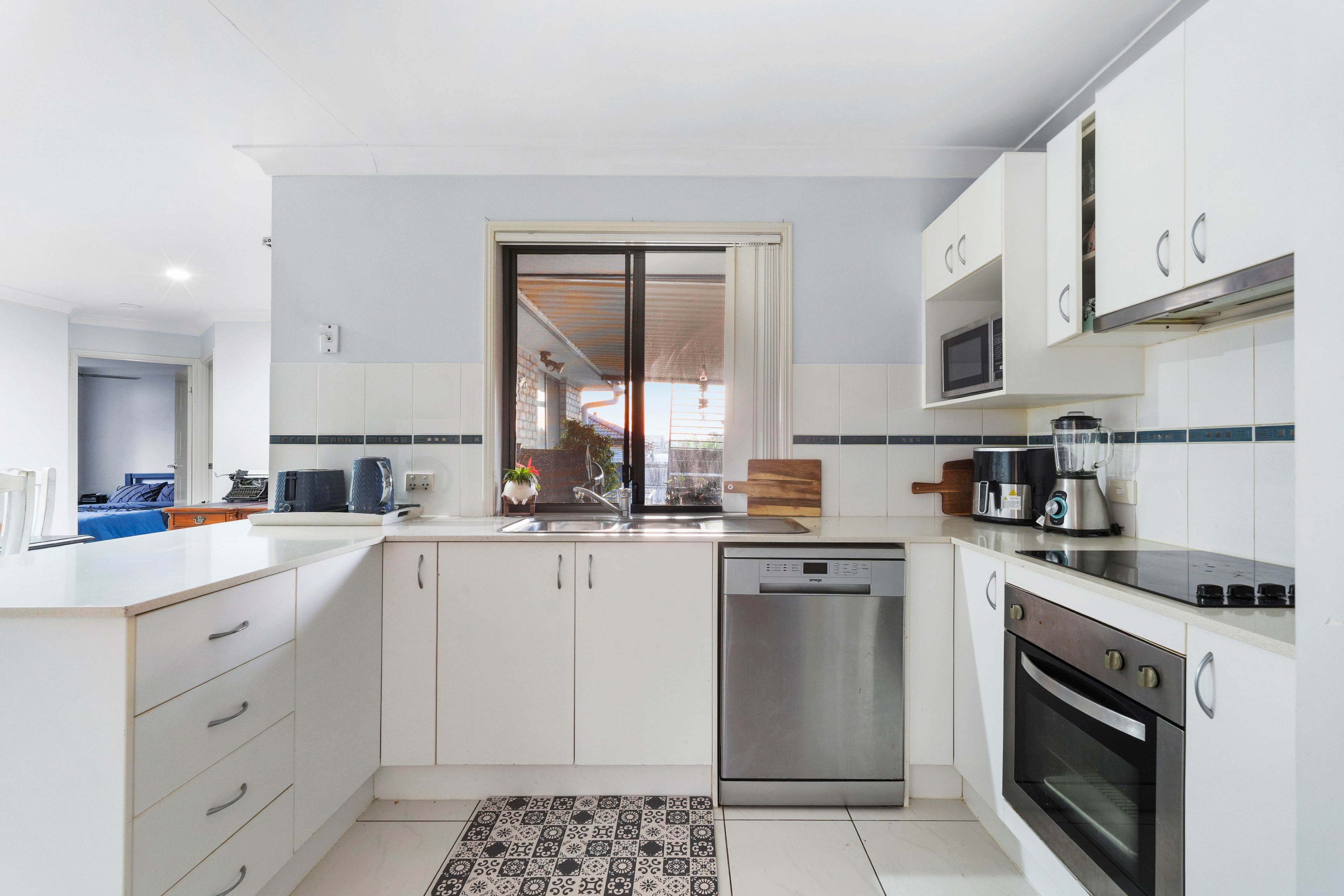 133 Raceview Street — photo 6 of 18