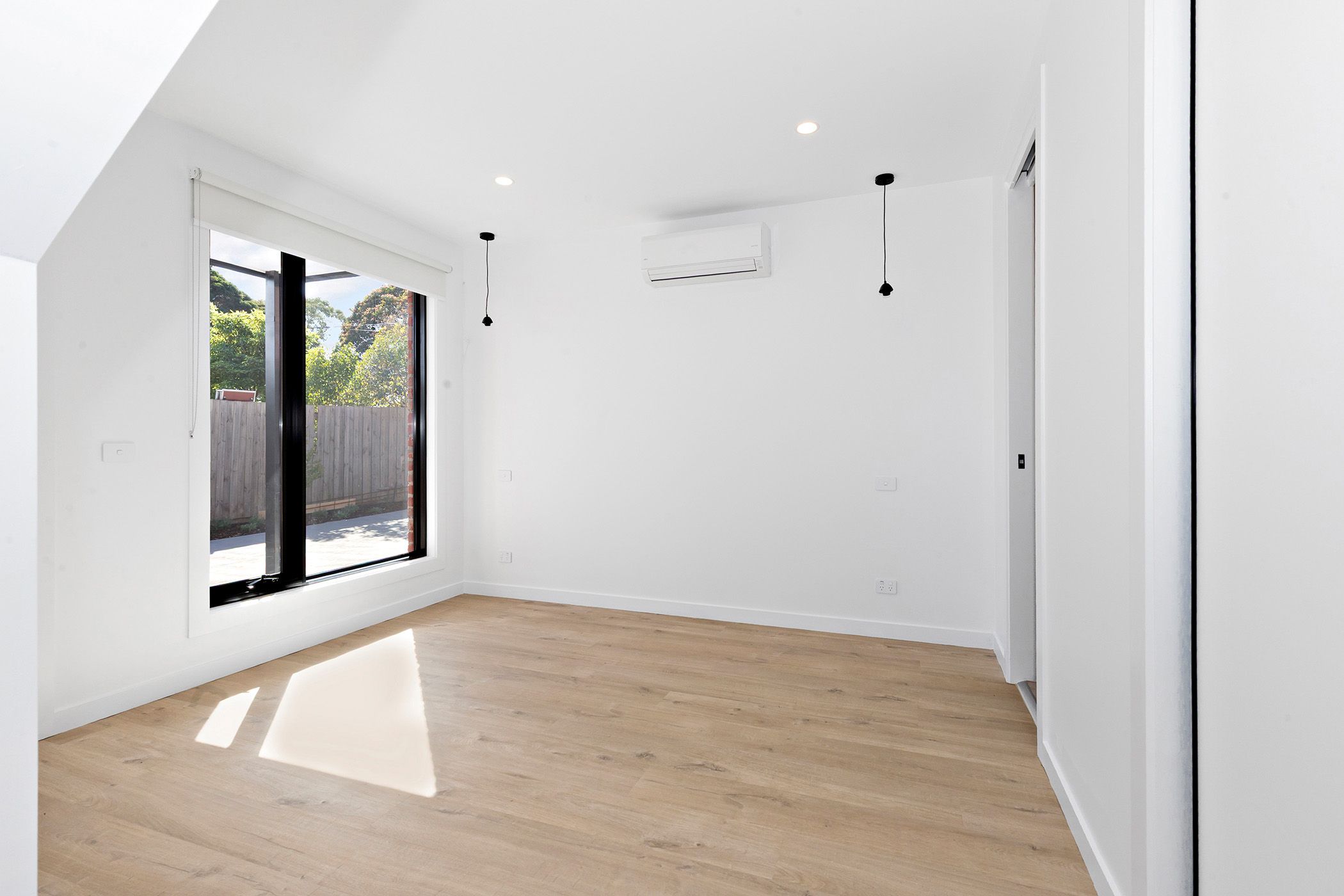 2/7 Helvetia Court — photo 4 of 8