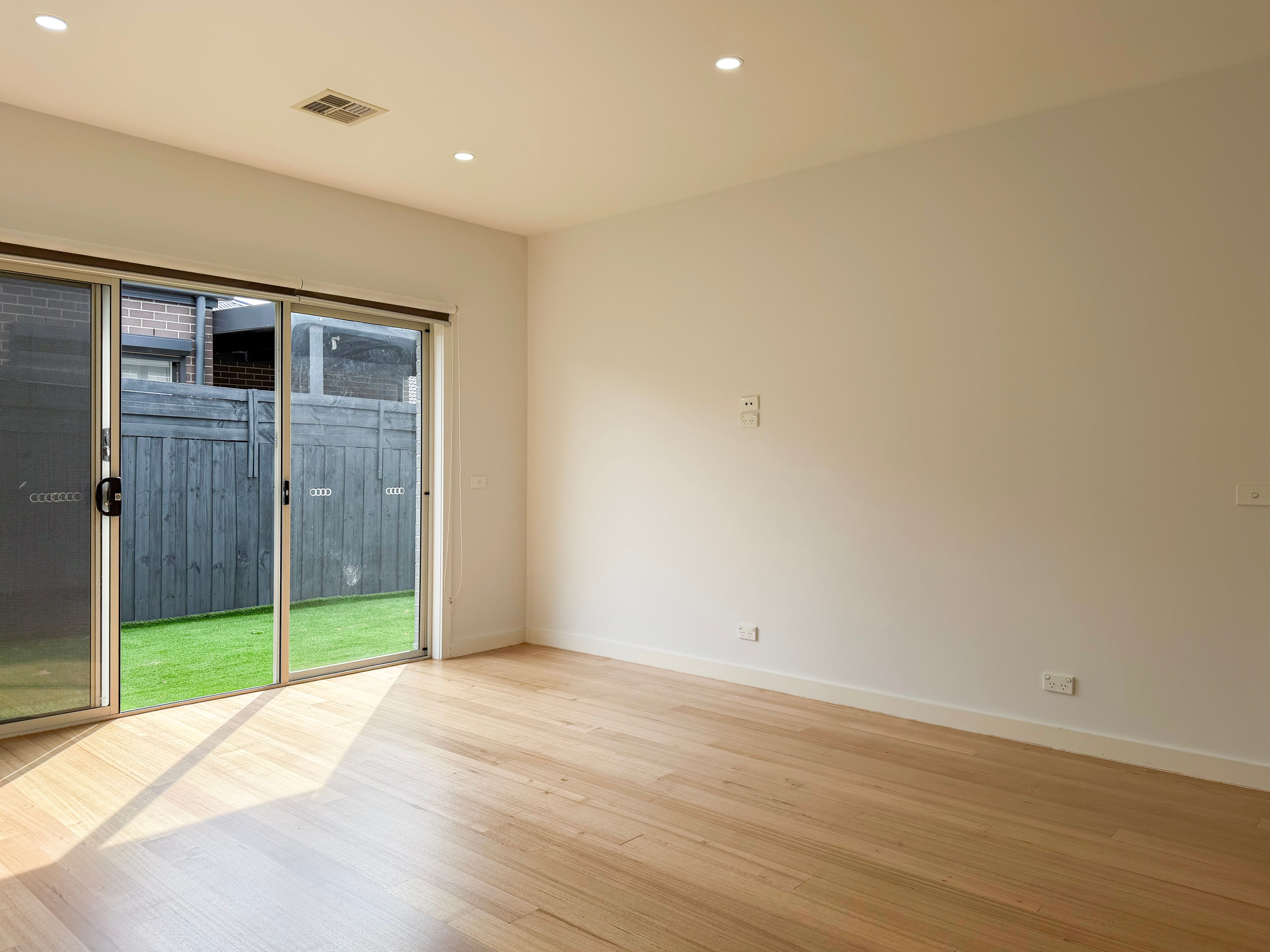 2/104 Daley Street — photo 5 of 16