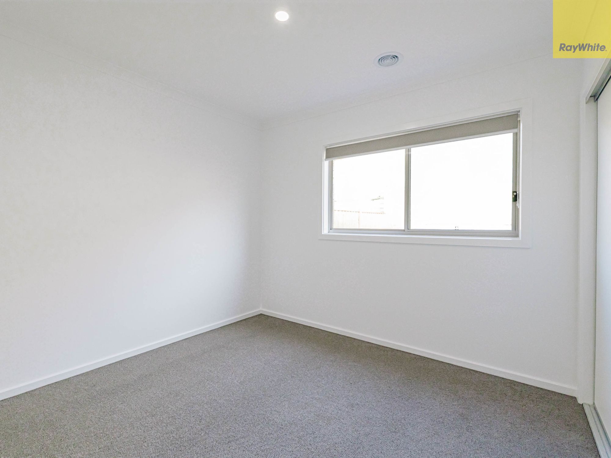 8 Valda Crescent — photo 12 of 14
