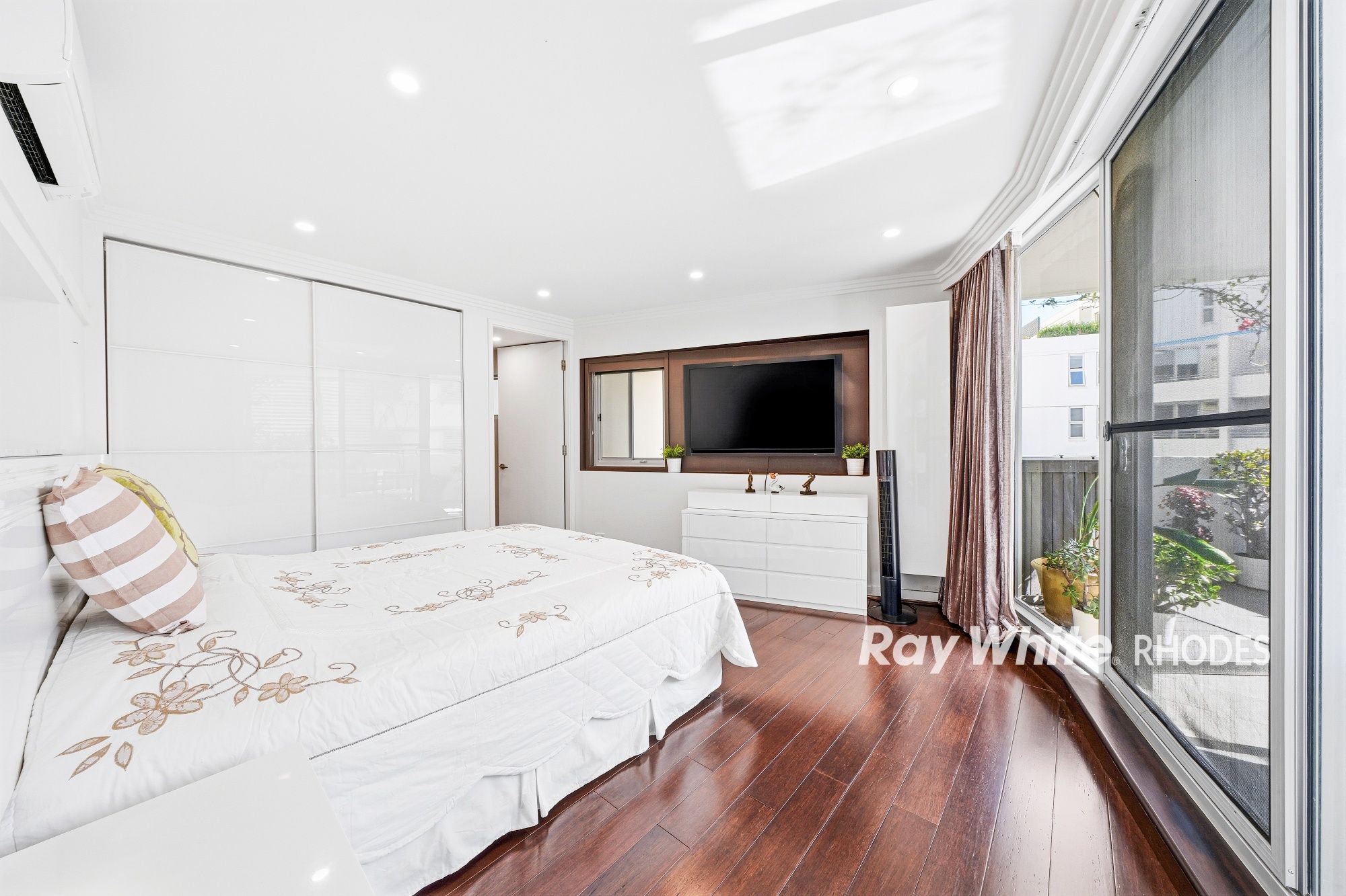 233/25 Bennelong Parkway — photo 10 of 27