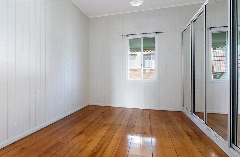 6 Cross Street, Fairfield, QLD 4103