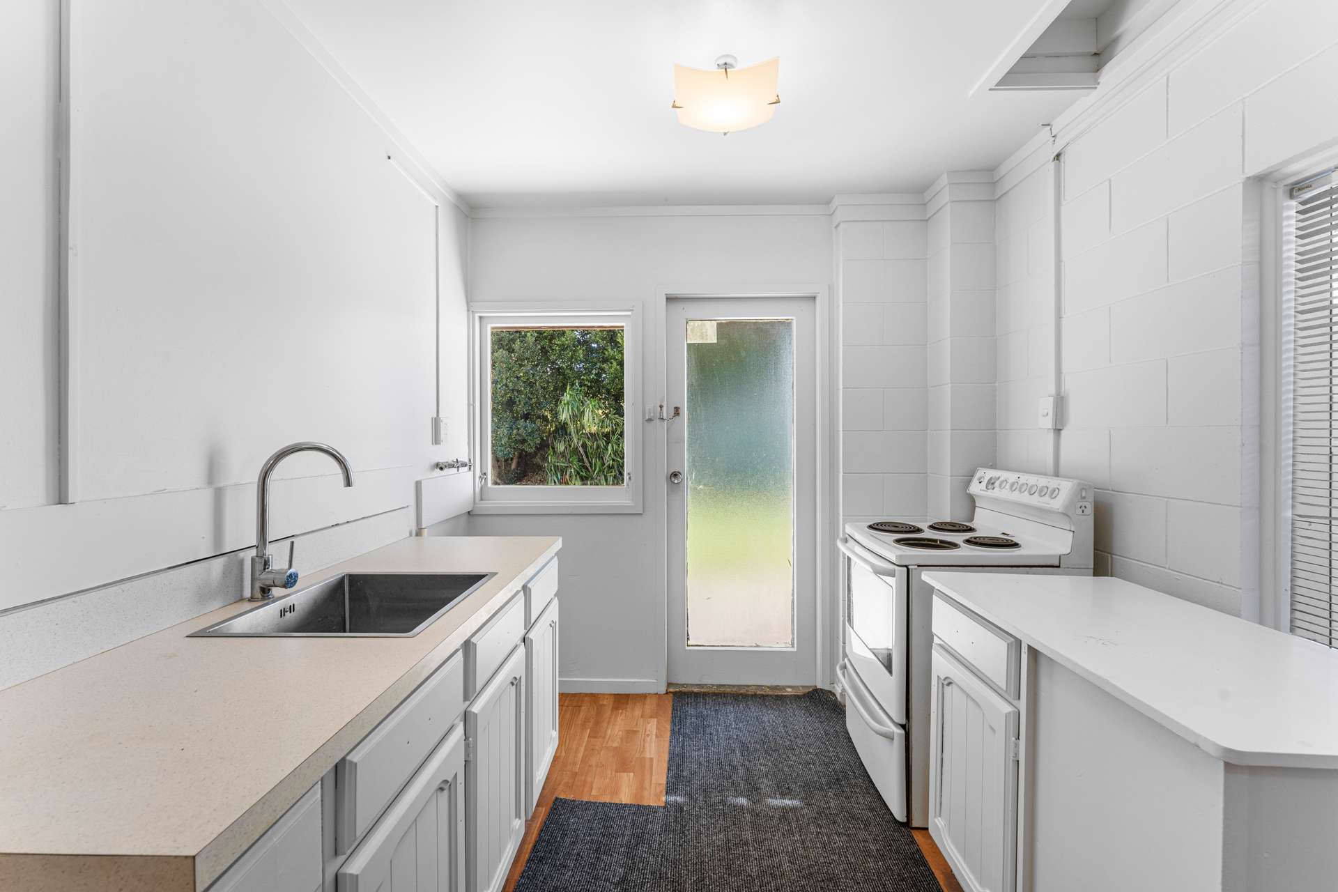 14 Lawrence Crescent photo 3