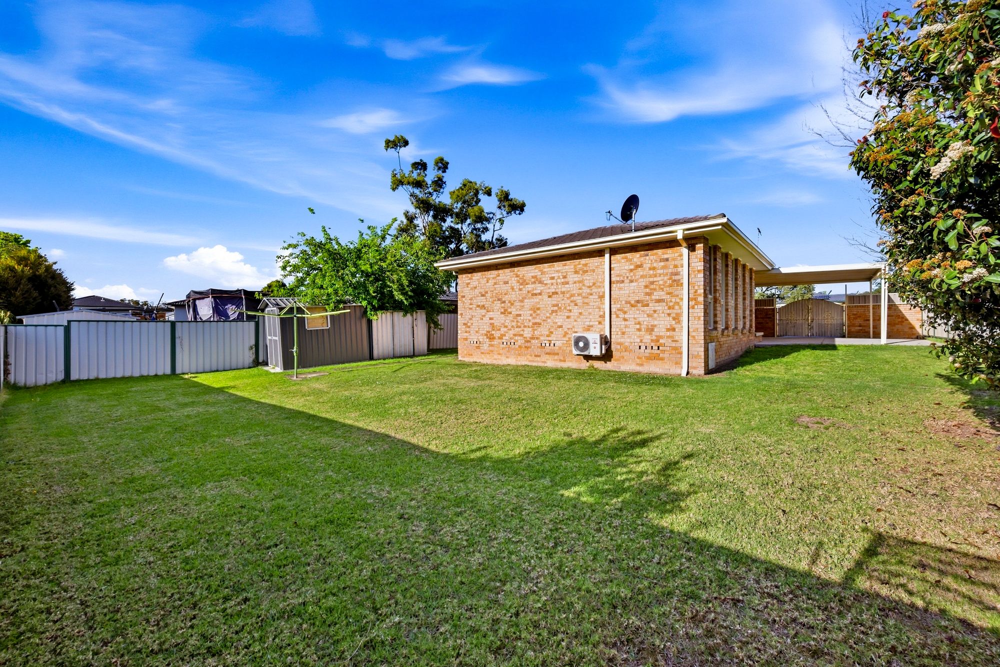 55 Warburton Crescent — photo 12 of 15