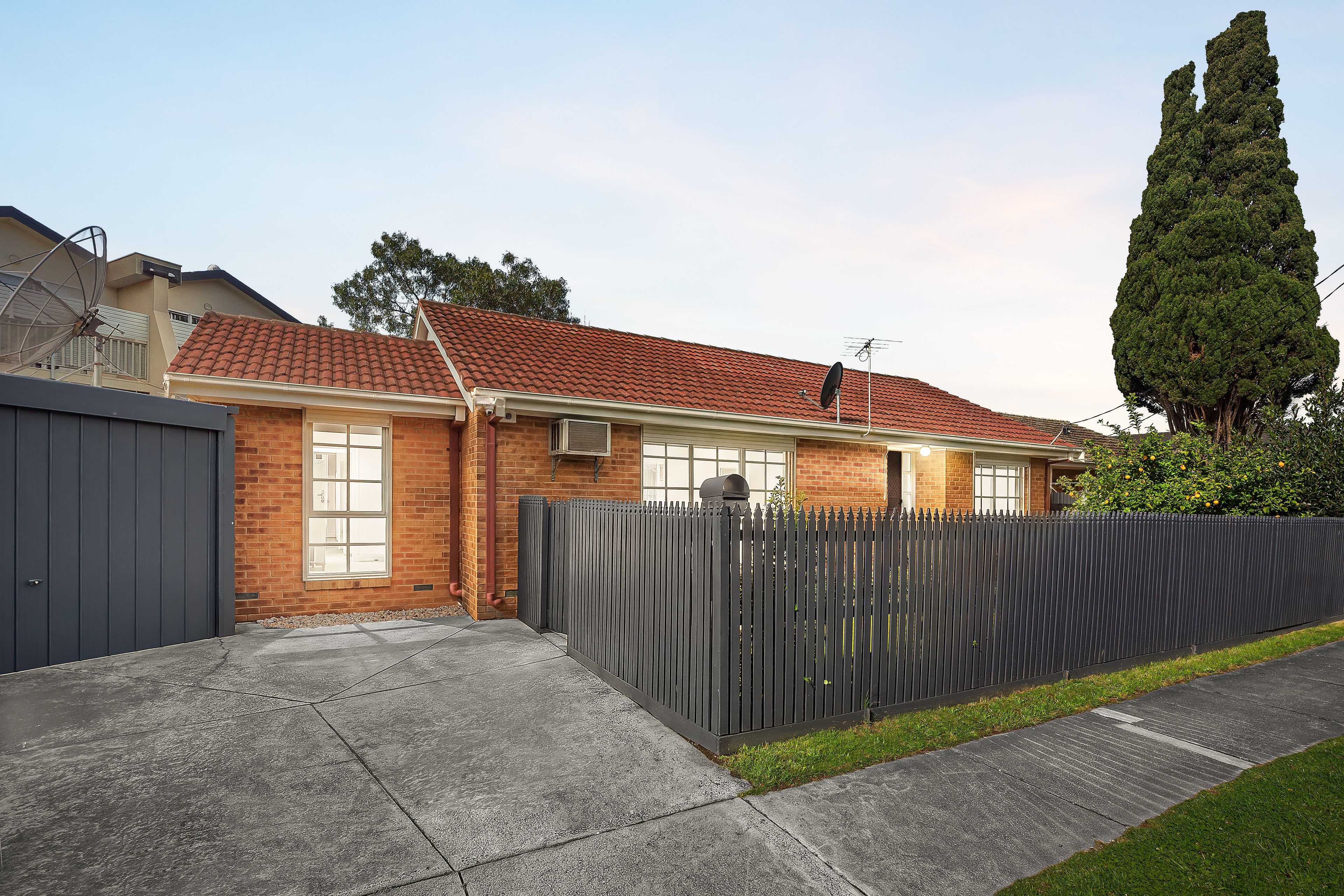 2/1 Rayhur Street — photo from Ray White Clayton