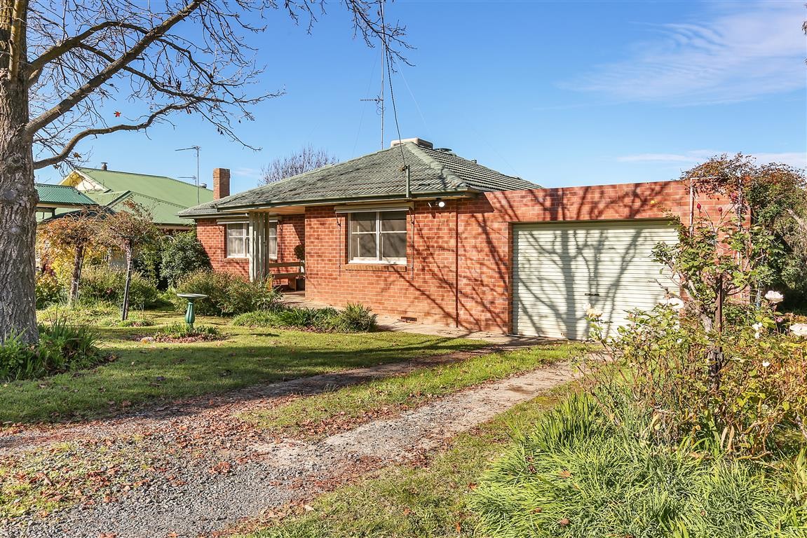 24 Yaralla Street, Tumut, NSW 2720