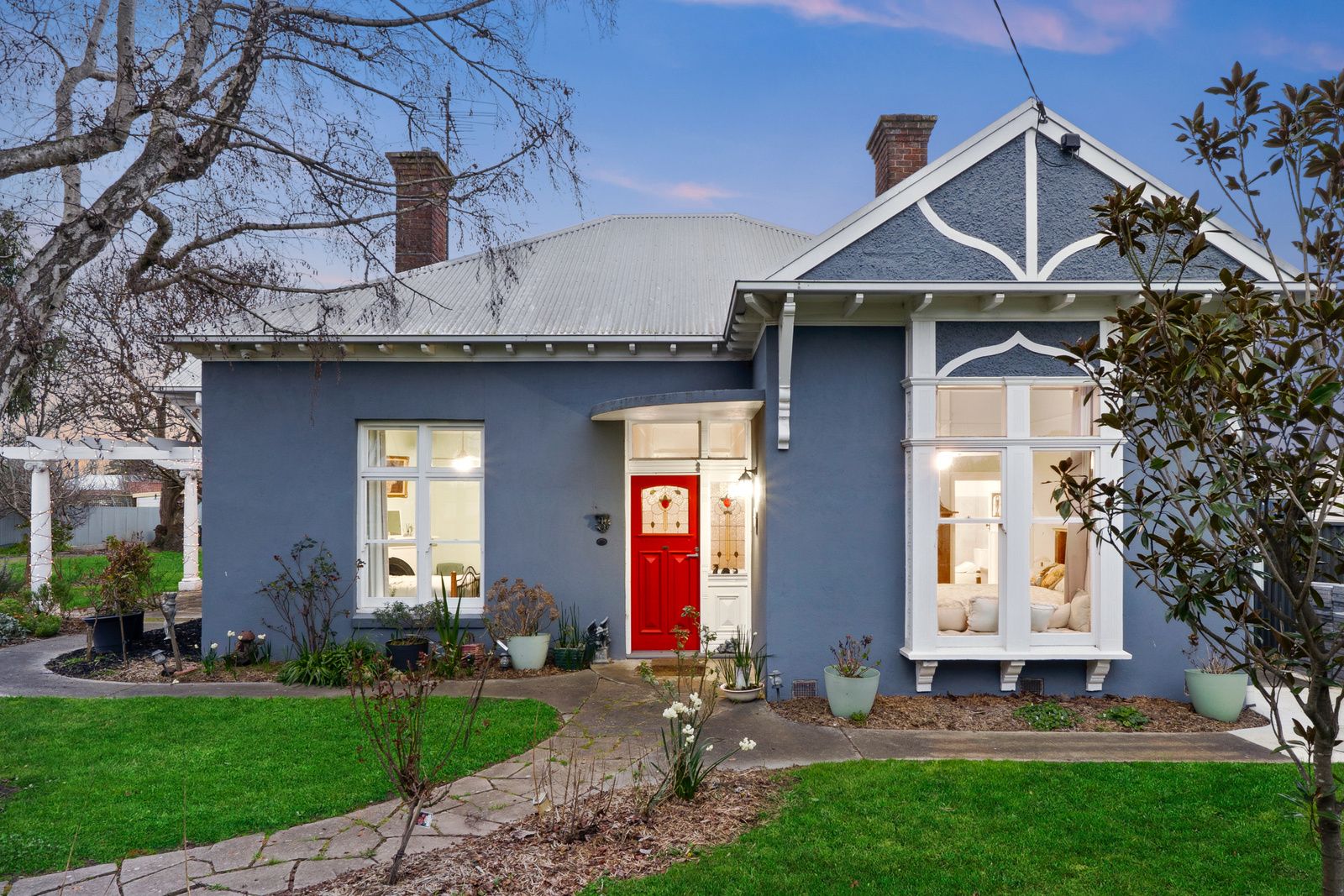 81-83 Murray Street East — photo from Ray White Colac