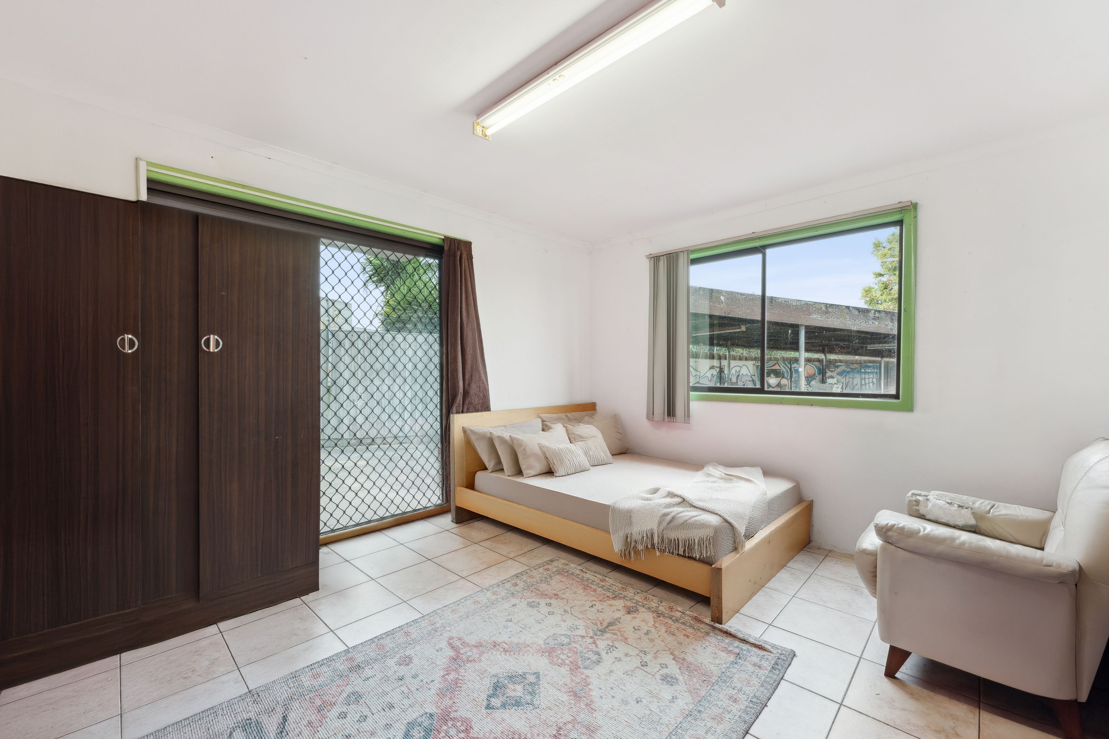 16 Oulton Crescent — photo 10 of 12