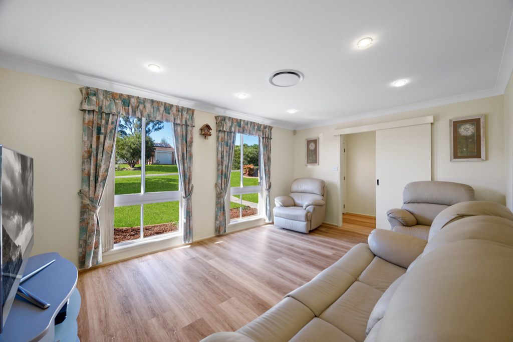 30 Lorenzo Crescent, Rosemeadow, NSW 2560