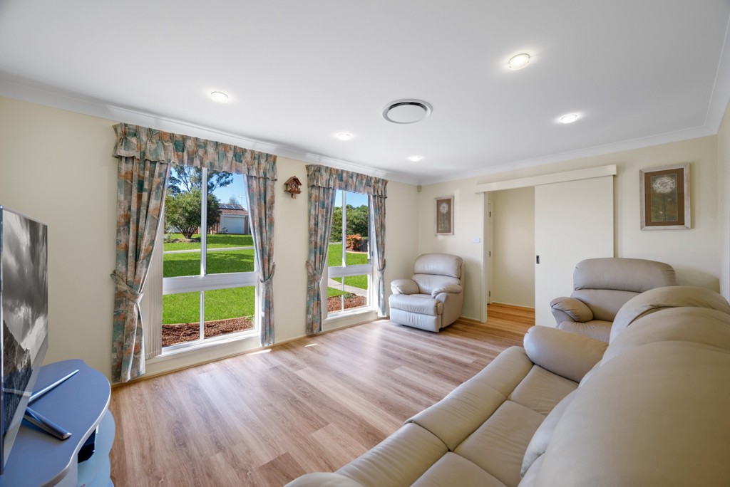 30 Lorenzo Crescent, Rosemeadow, NSW 2560