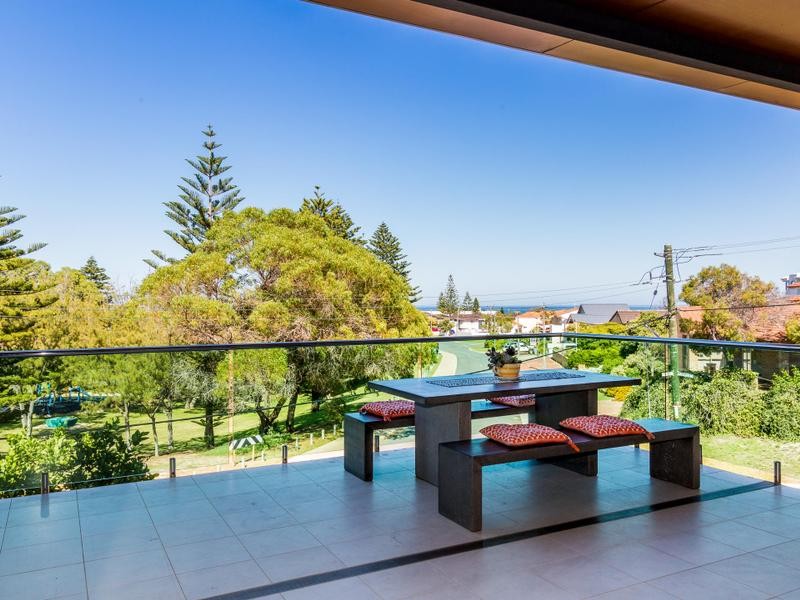 17 Padbury Circle, Sorrento, WA 6020