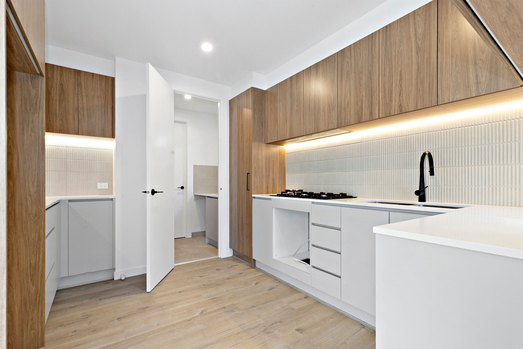2/7 Helvetia Court — photo 3 of 8