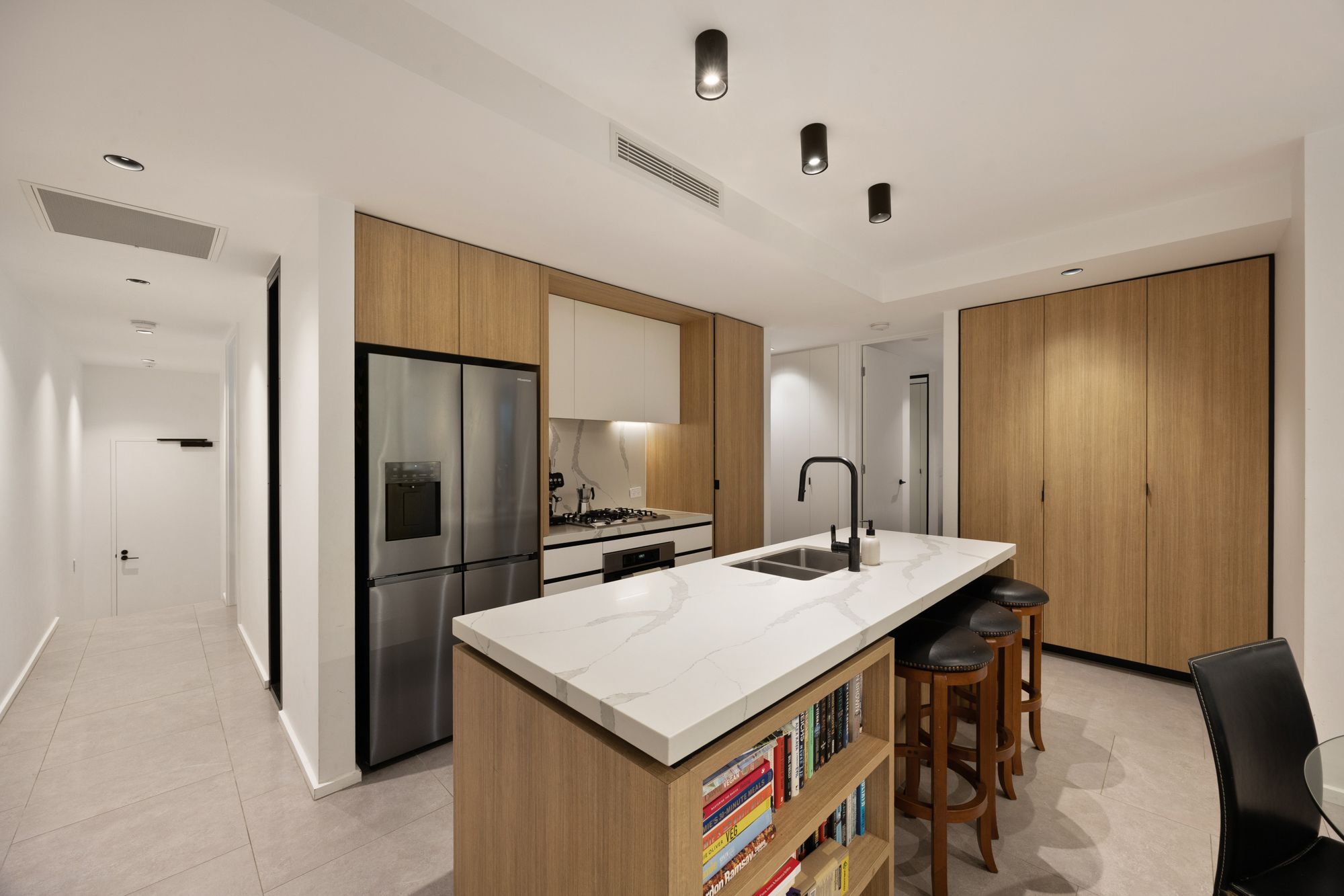 Three-bedroom courtyard apartment in the heart of Teneriffe — photo 4 of 14
