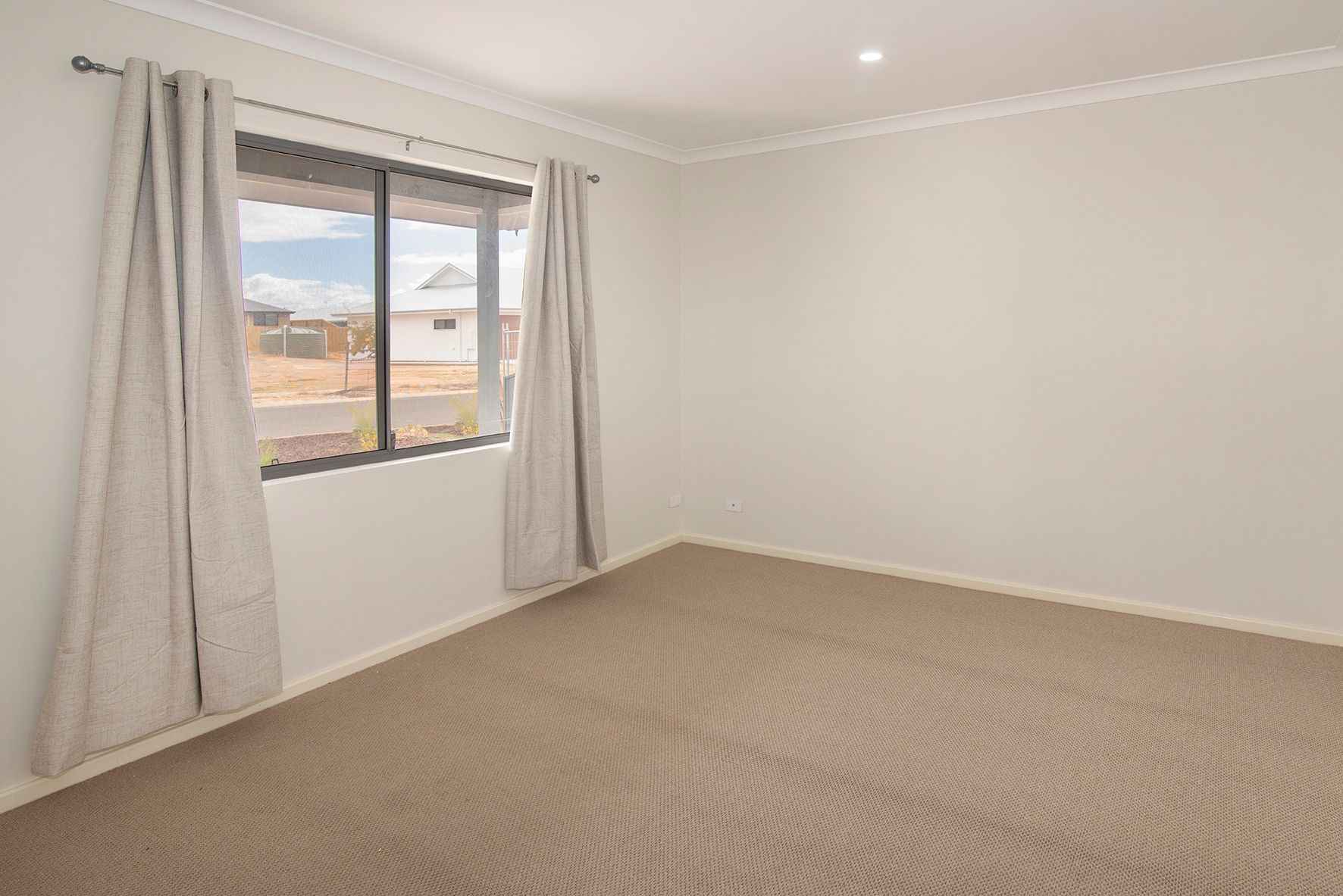 27 MacLaren Crescent — photo 10 of 13