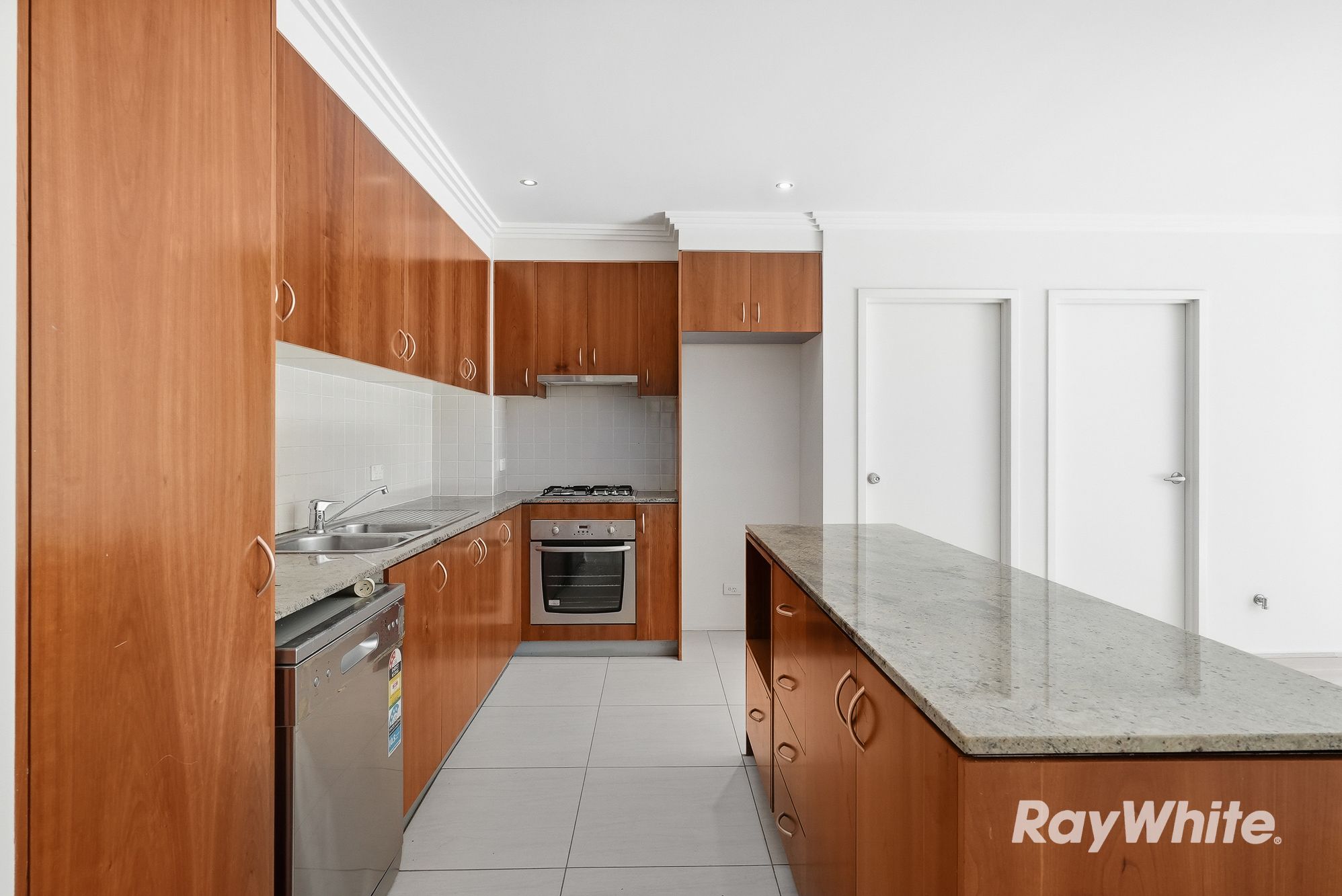11/4-10 Benedict Court — photo 3 of 20