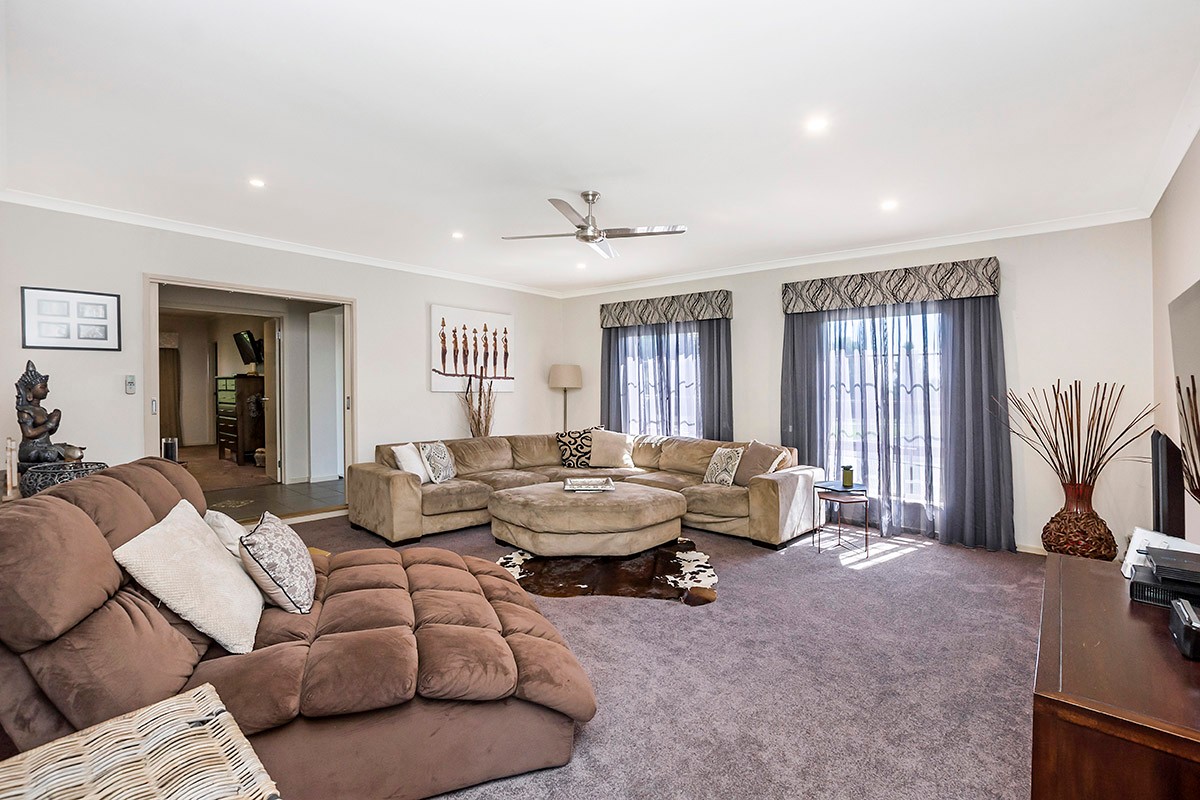 9 Kiaman Close, Bushfield, VIC 3281