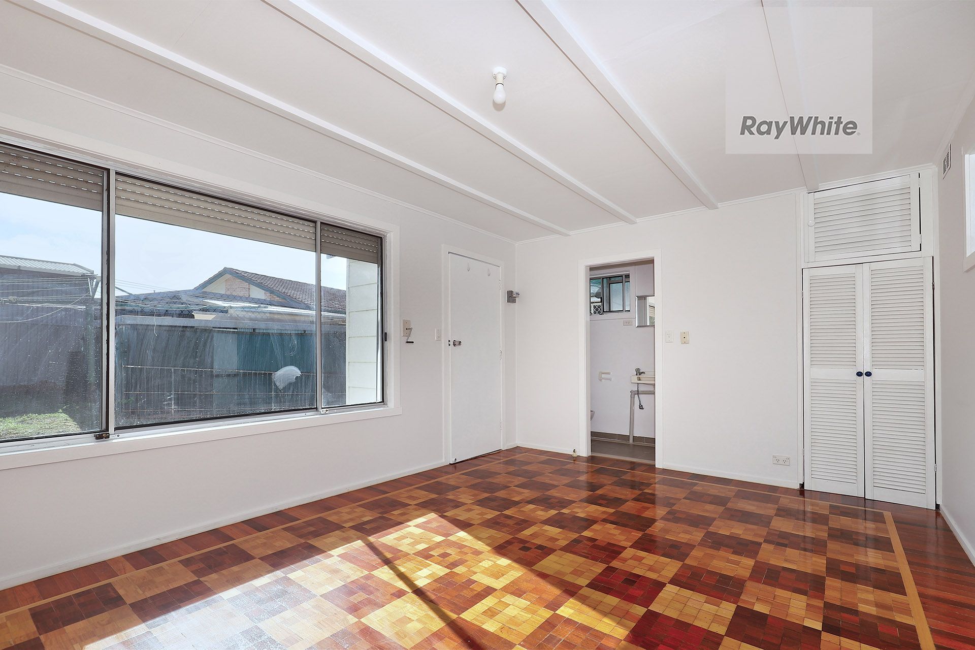 24 Lorraine Crescent — photo 8 of 10
