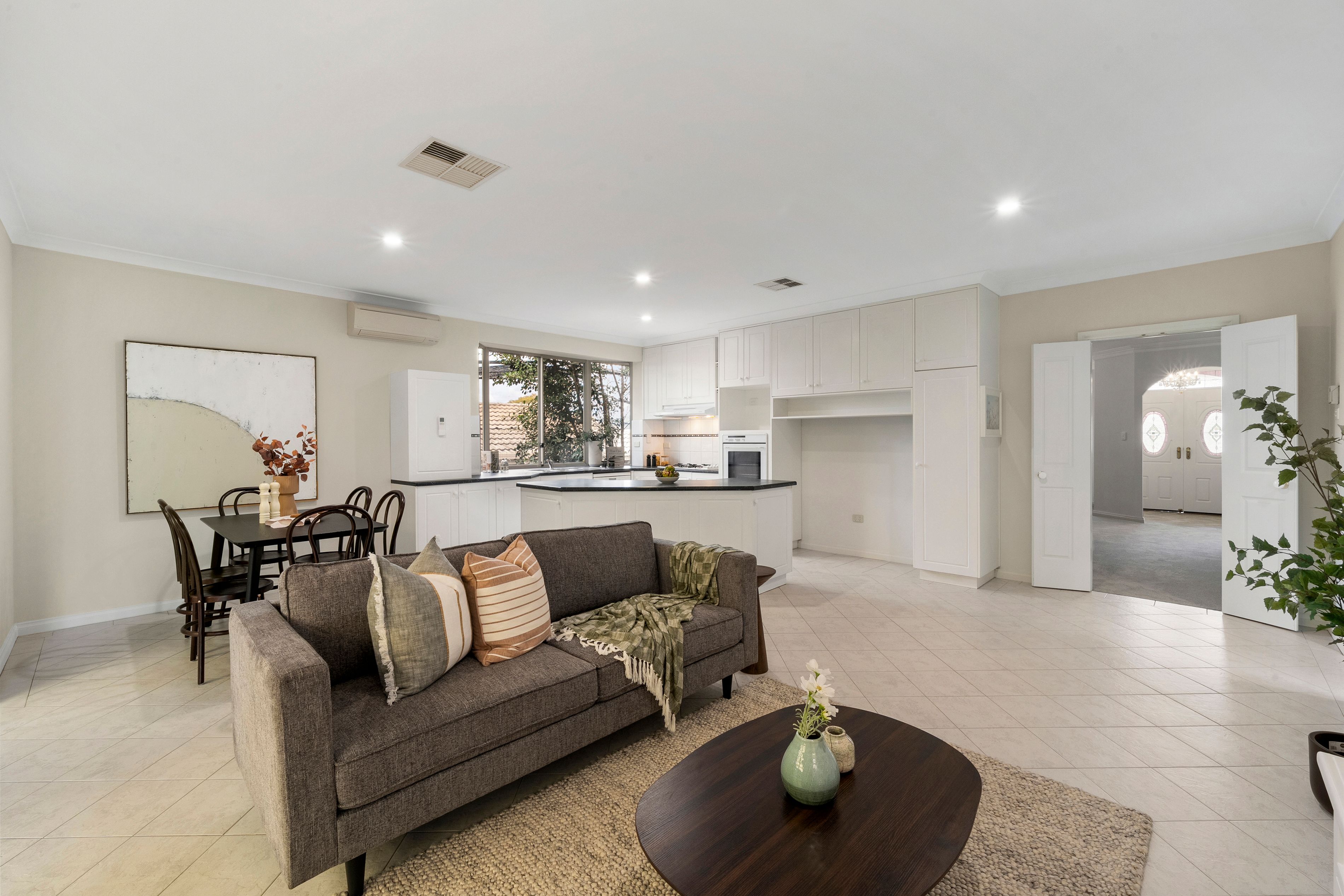 8 Zenobia Crescent — photo 4 of 15