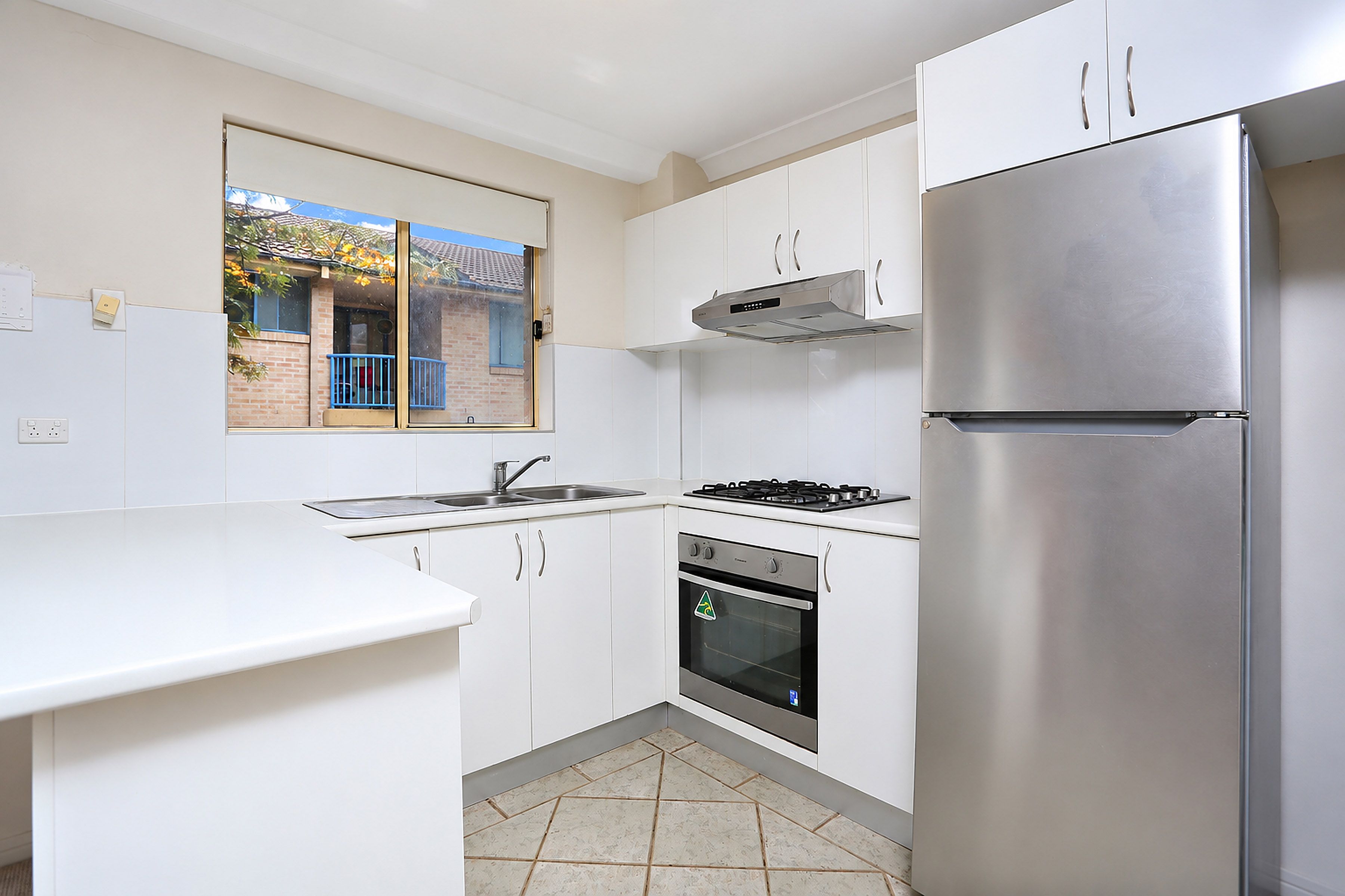 4/219 Dunmore Street — photo 3 of 9