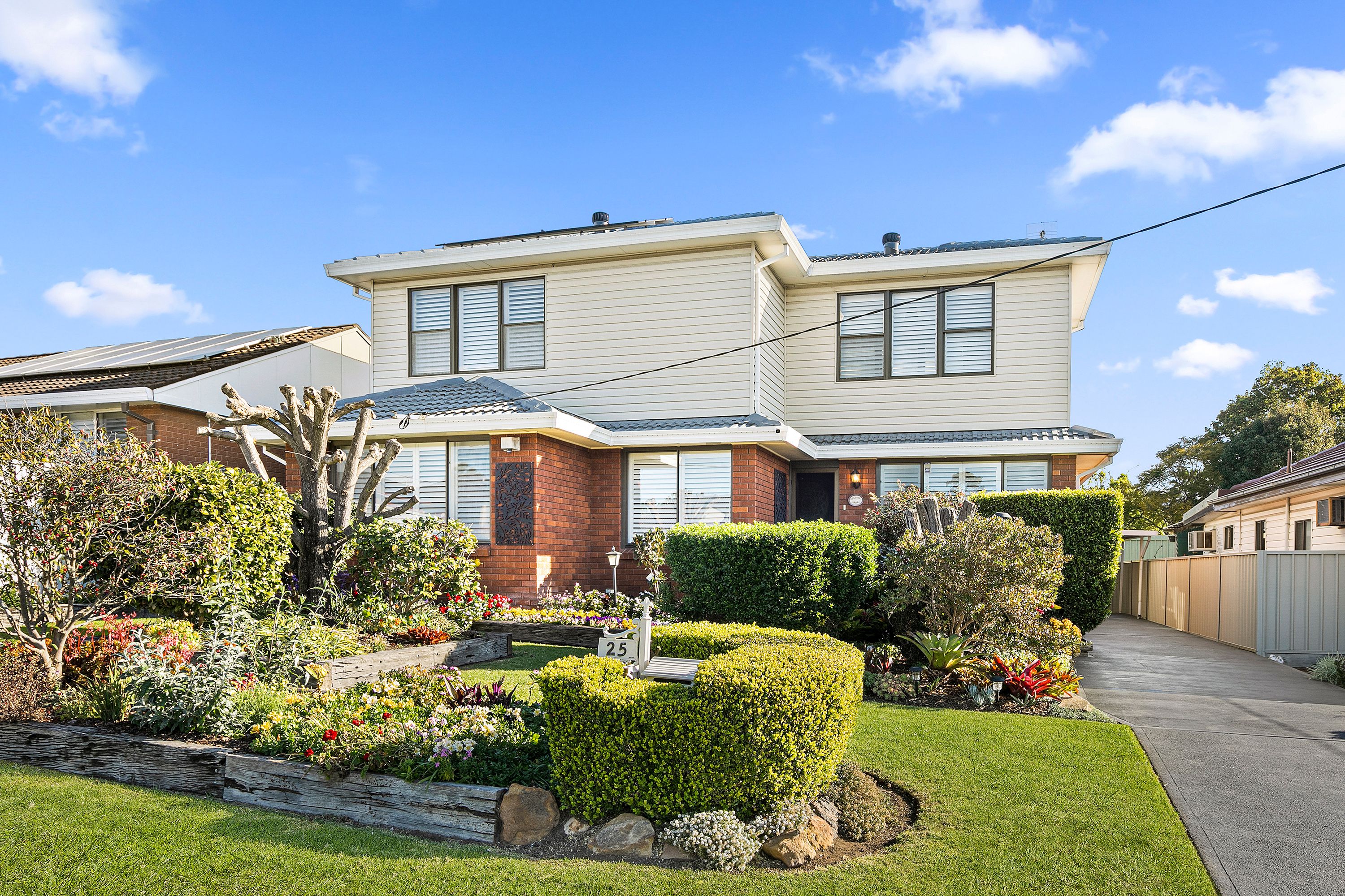 25 Robyn Road — photo from Ray White South Wollongong