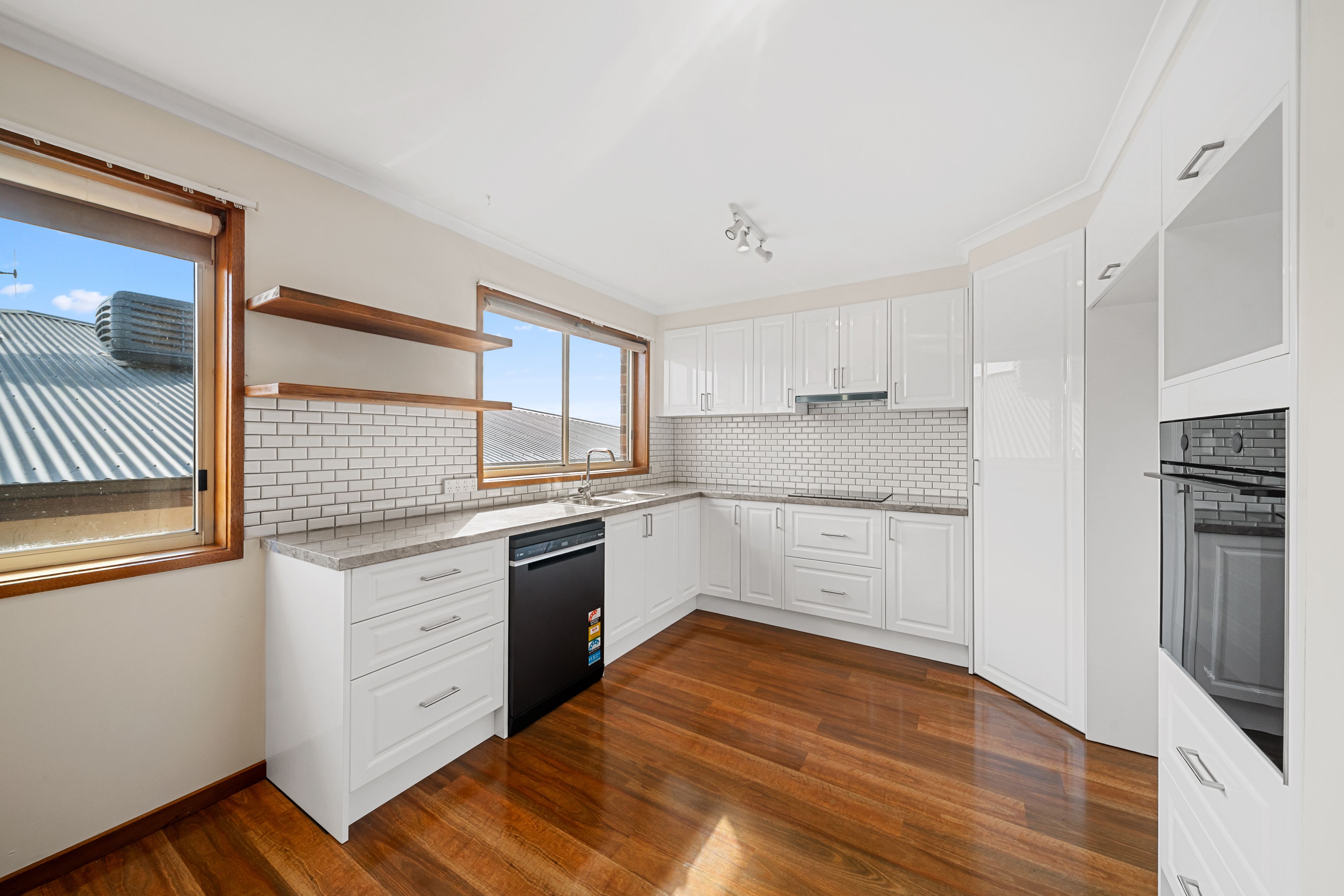 32 Currie Street — photo 5 of 21