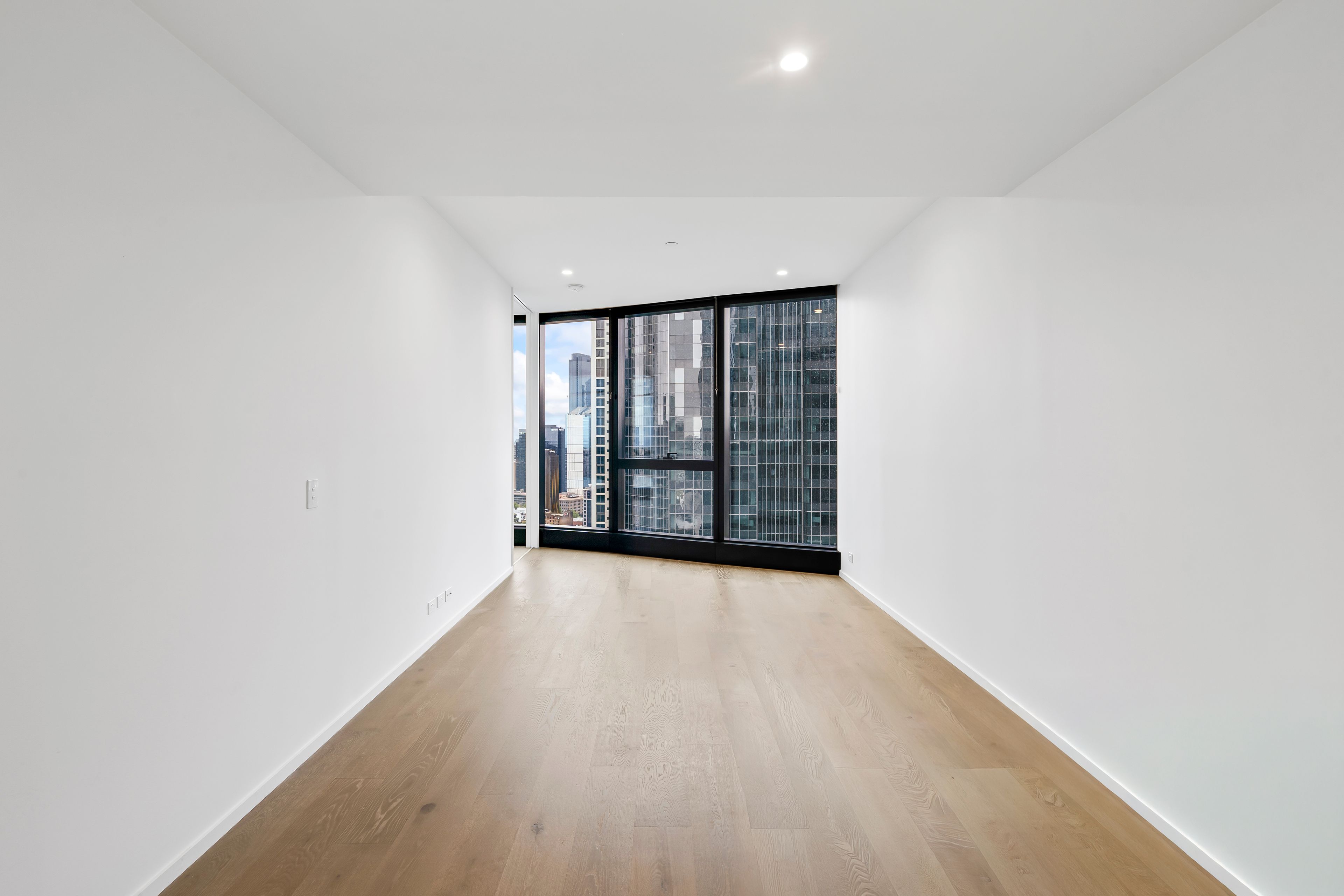 3518/70 Southbank Boulevard — photo 7 of 14