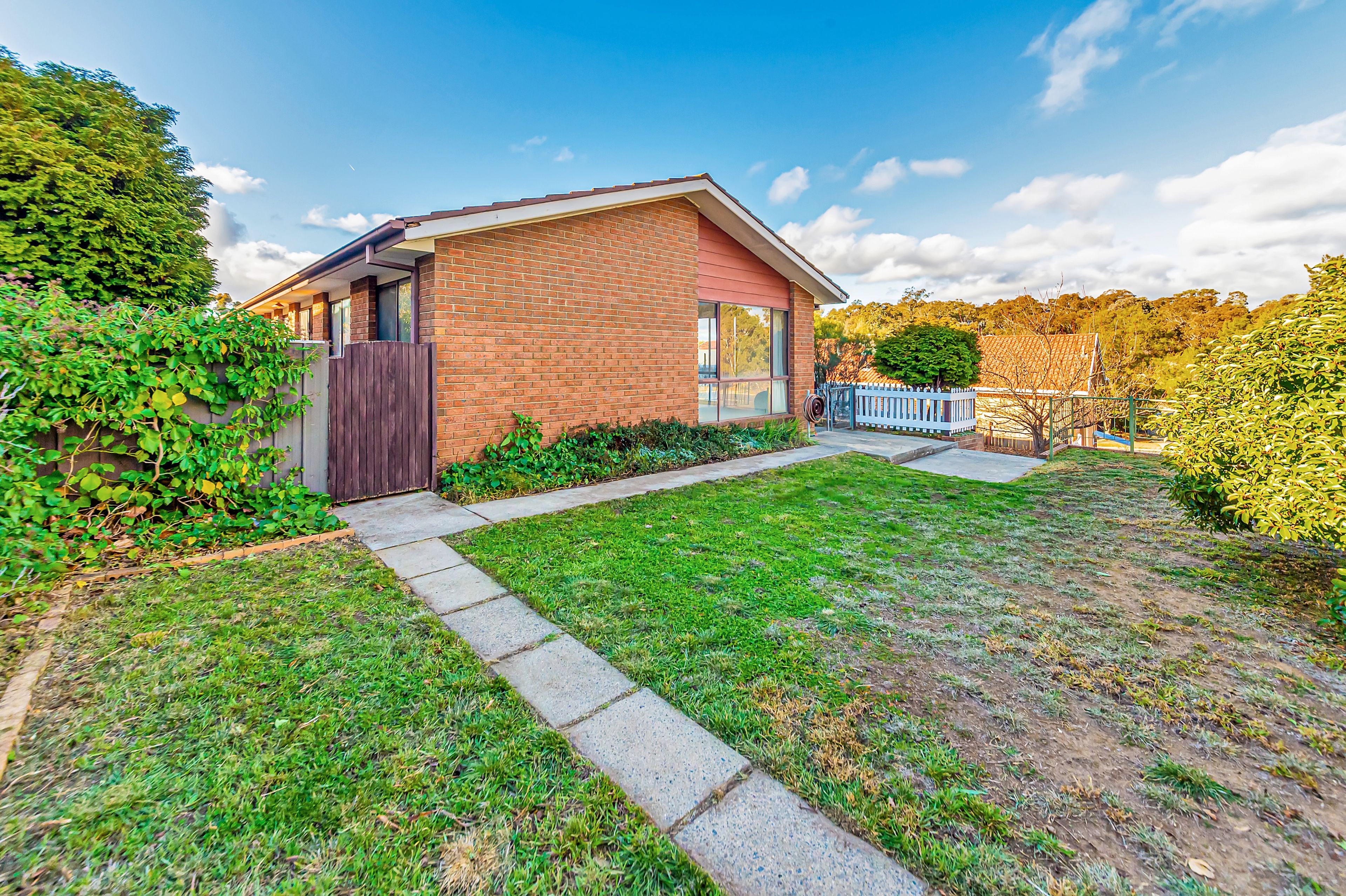 6 Crest Park Parade, Queanbeyan West, NSW 2620
