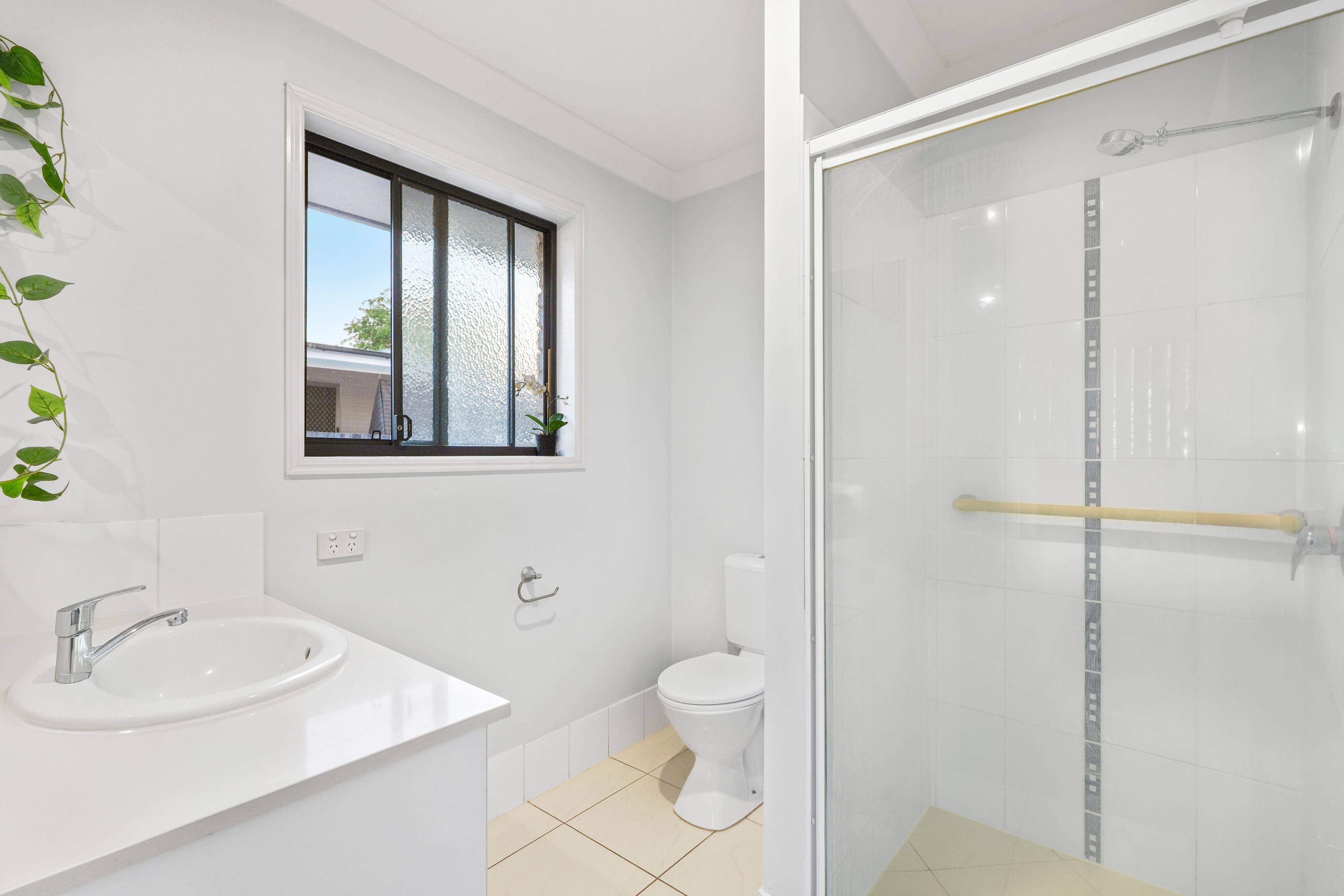 133 Raceview Street — photo 8 of 18