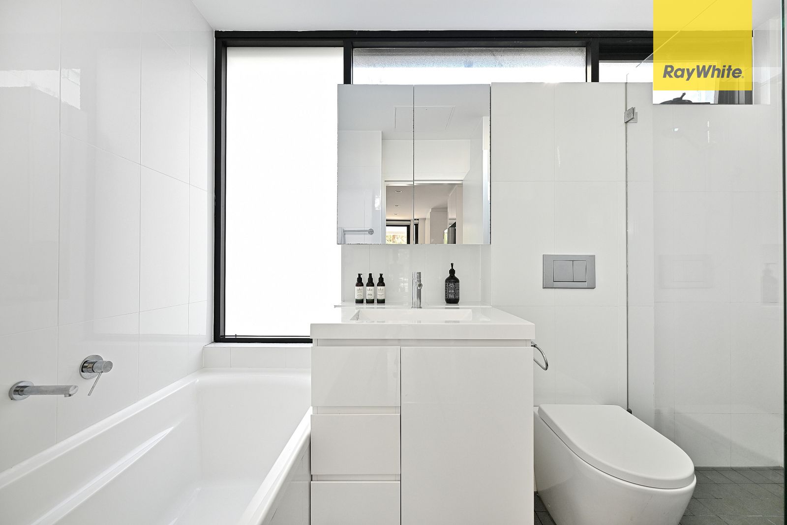 203/115 Bowden Street — photo 9 of 10