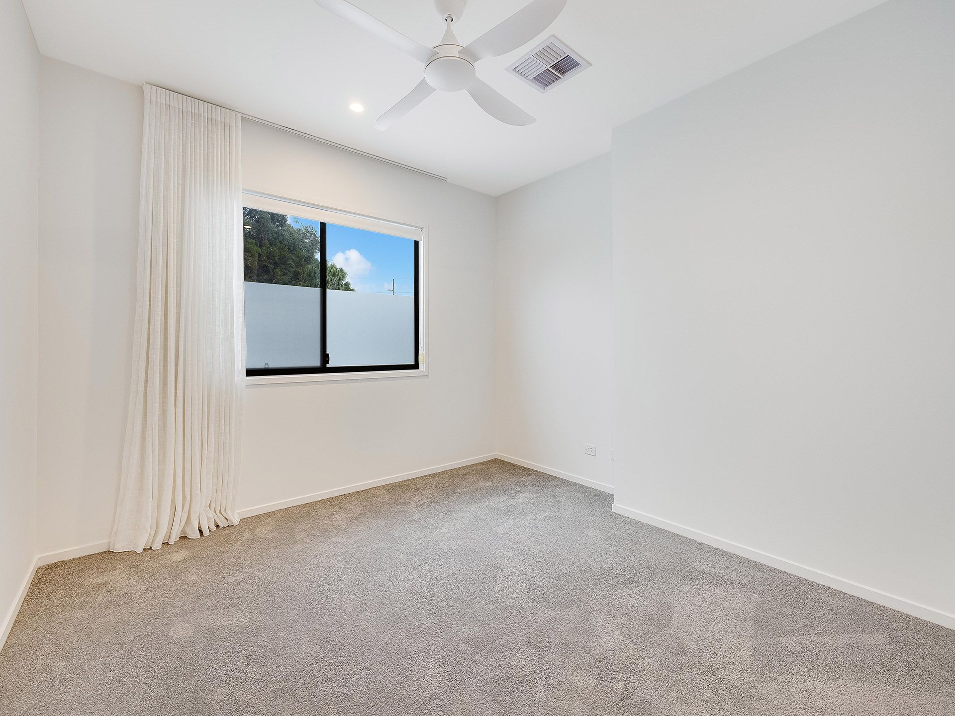 1/123 Karawatha Drive — photo 9 of 17