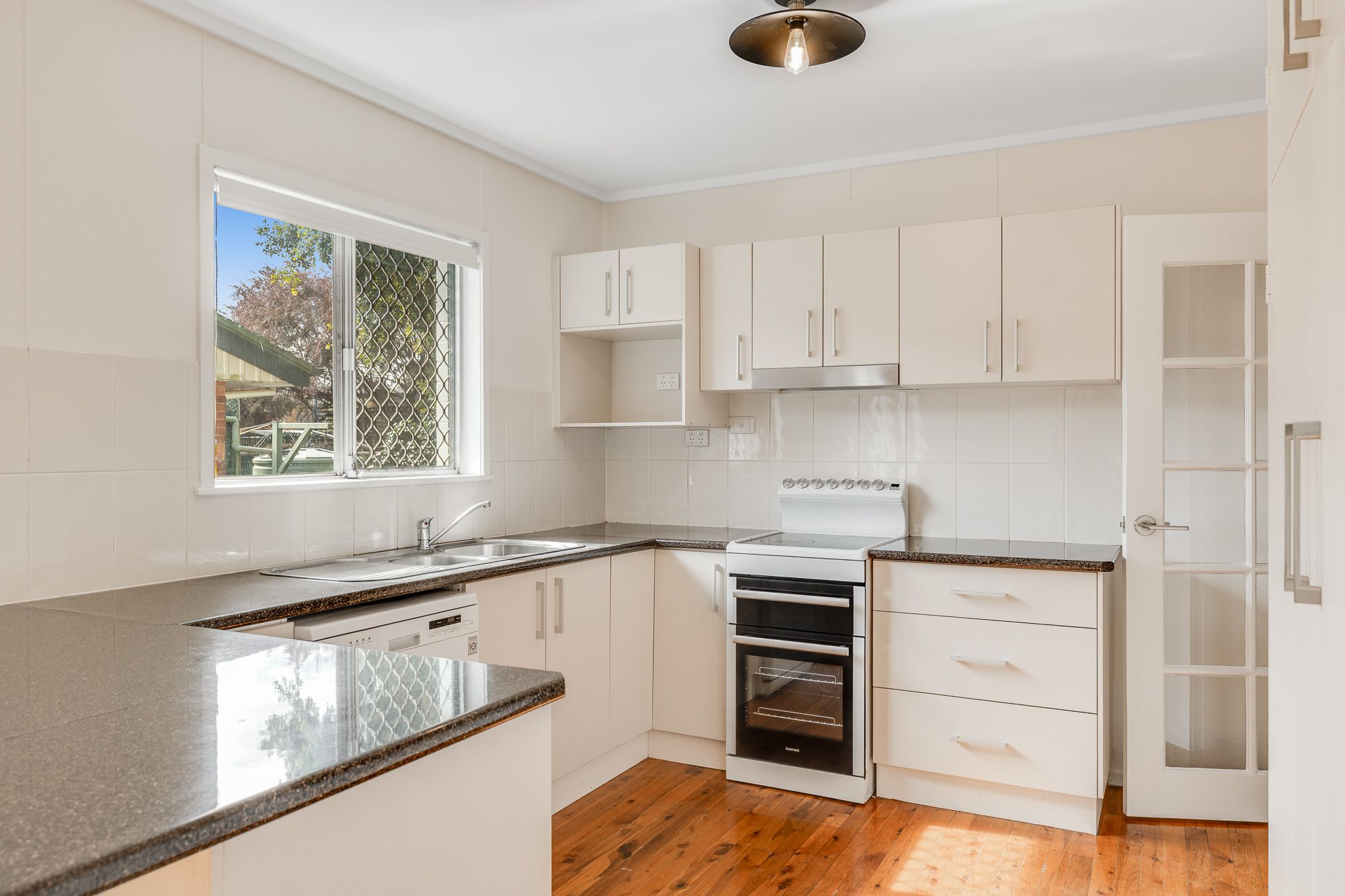 226 Mackenzie Street — photo 5 of 14