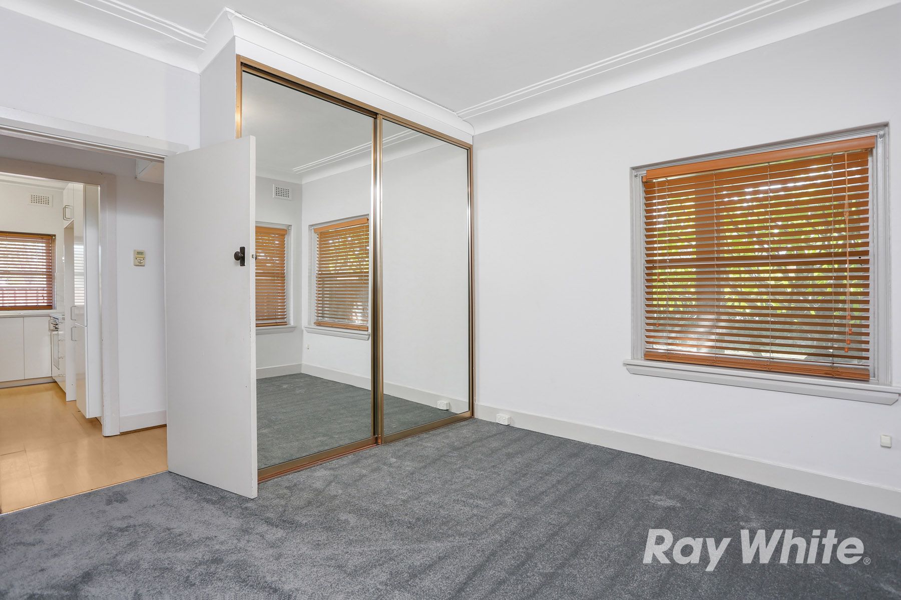 1/24 Paskin Street — photo 3 of 5
