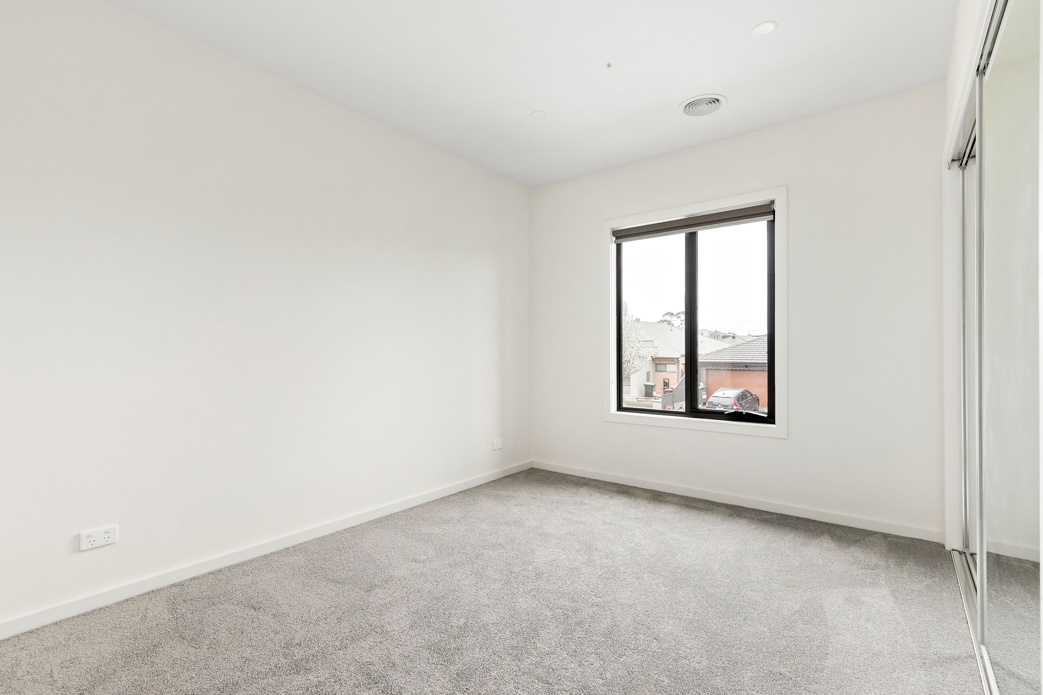 31 Everglade Crescent — photo 11 of 16