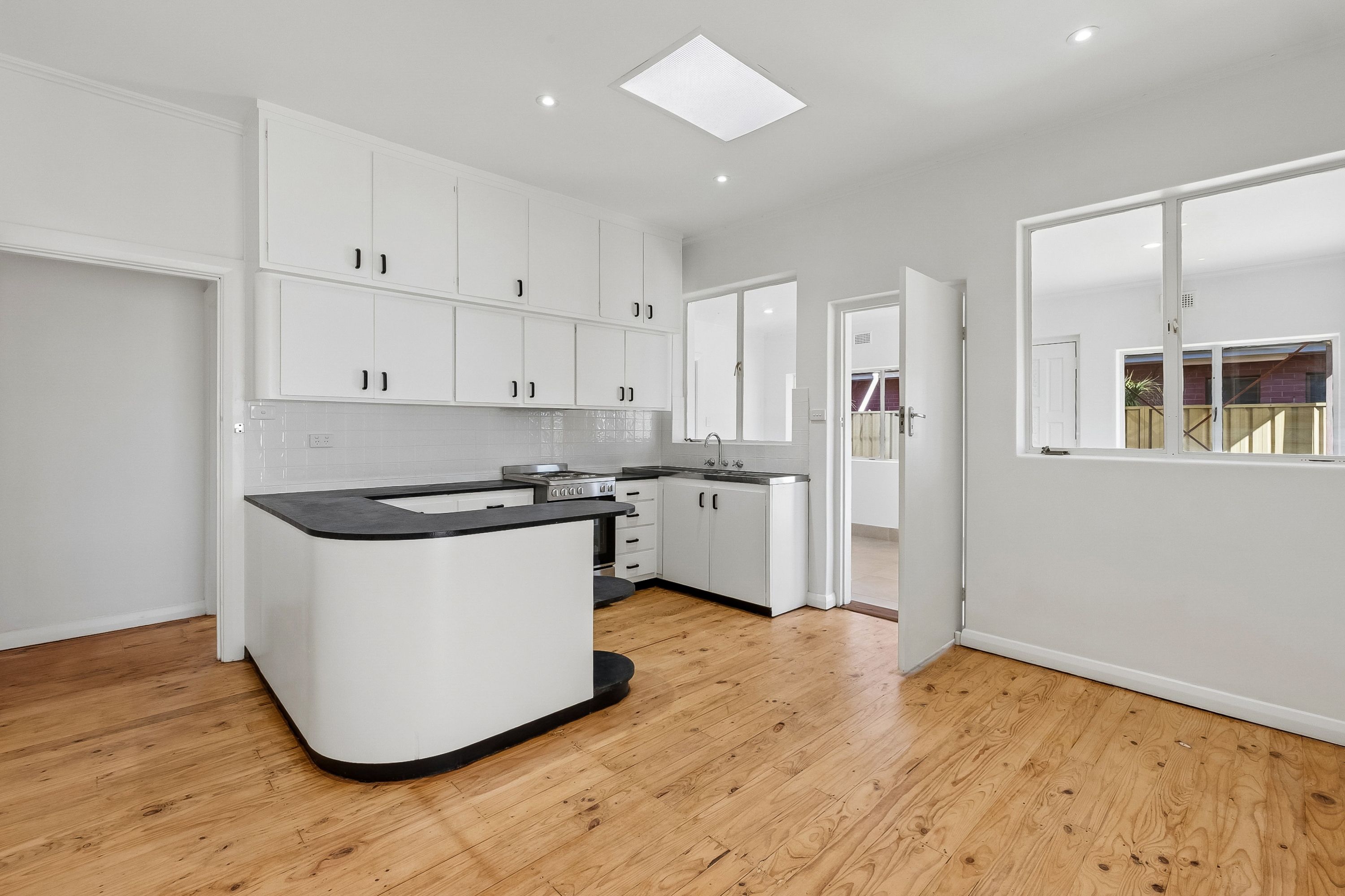11 Buchan Street — photo 5 of 12