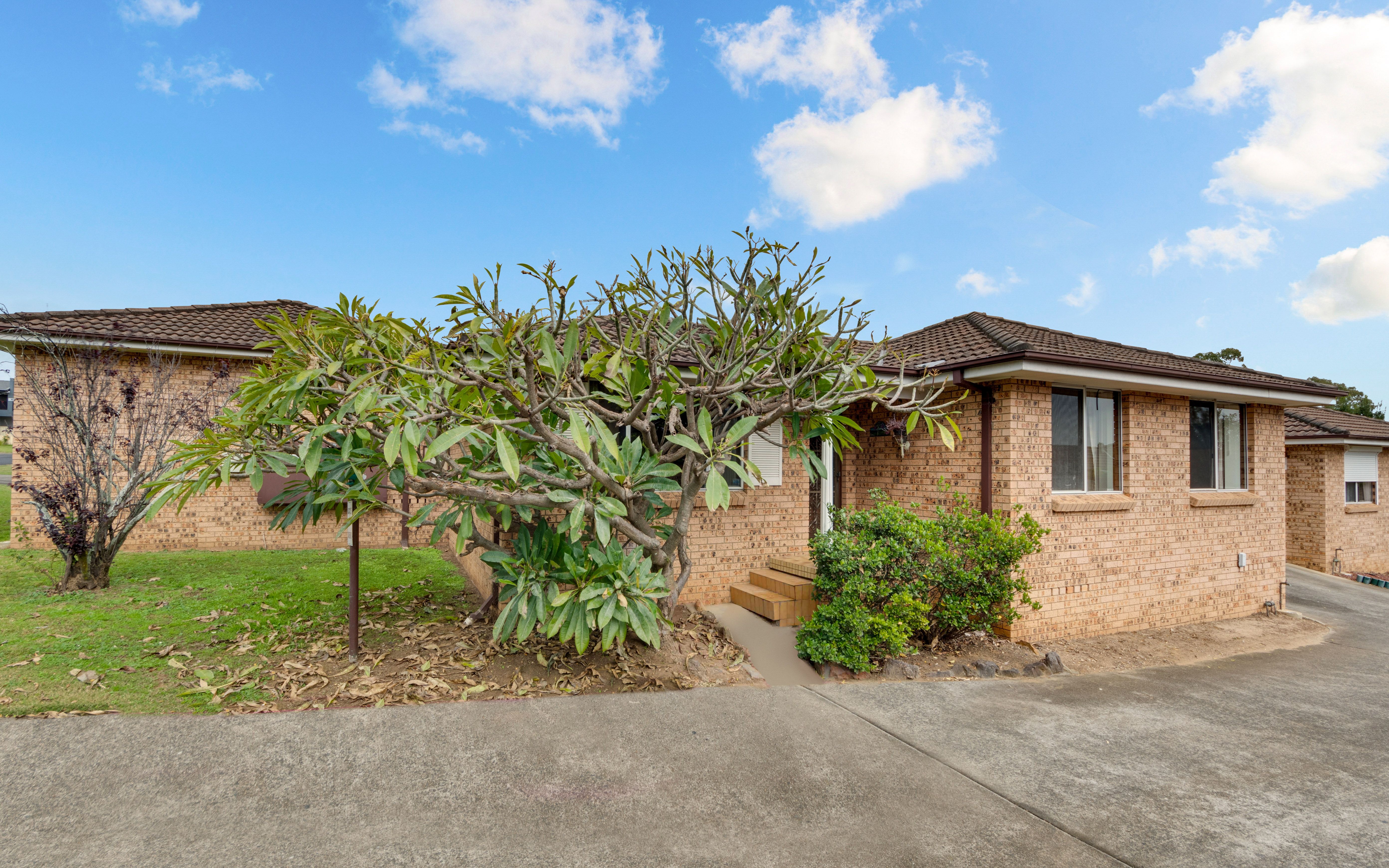 13/8 Bensley Road, Macquarie Fields NSW 2564