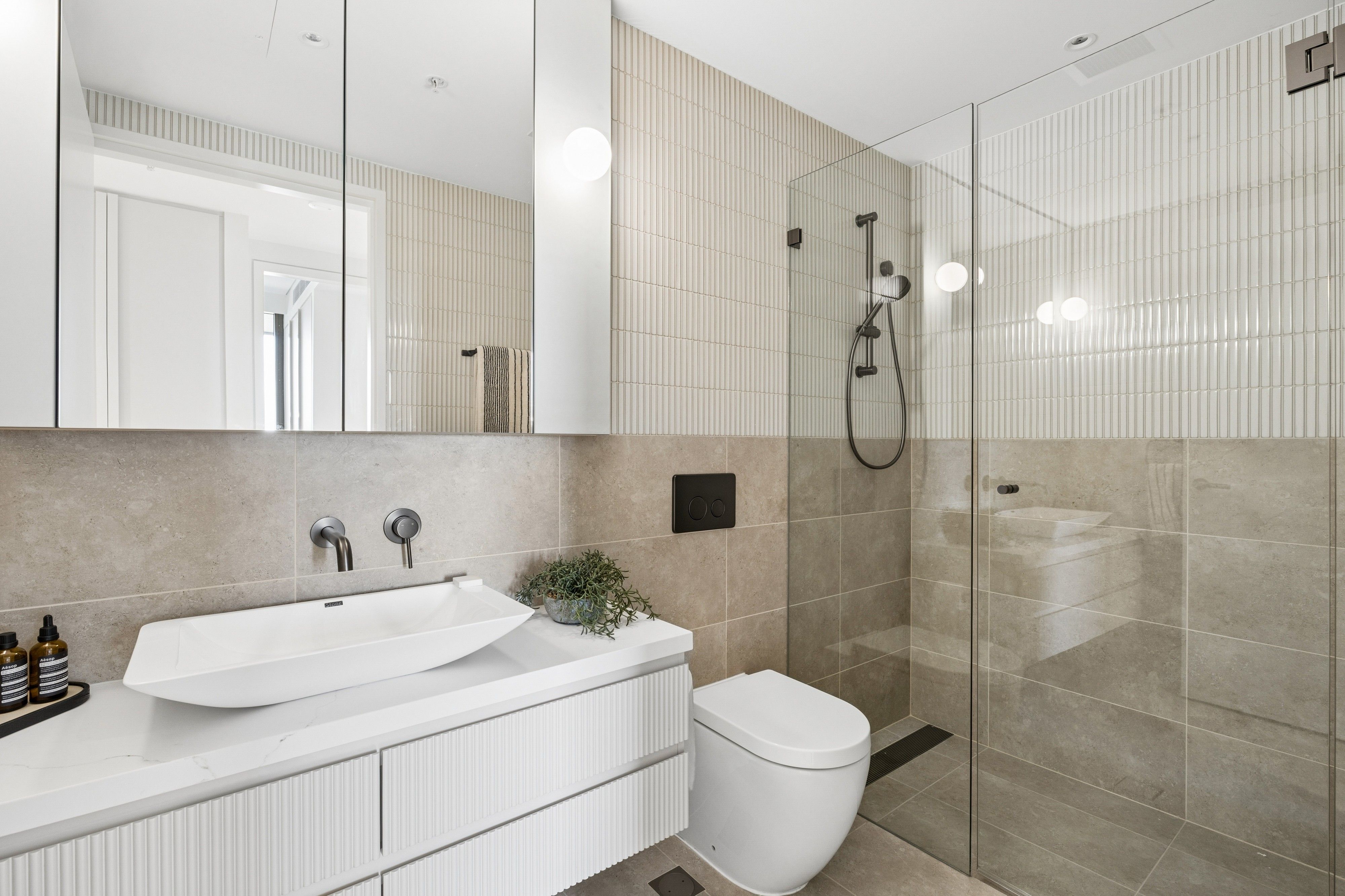 1103/15 Canberra Avenue — photo 10 of 18