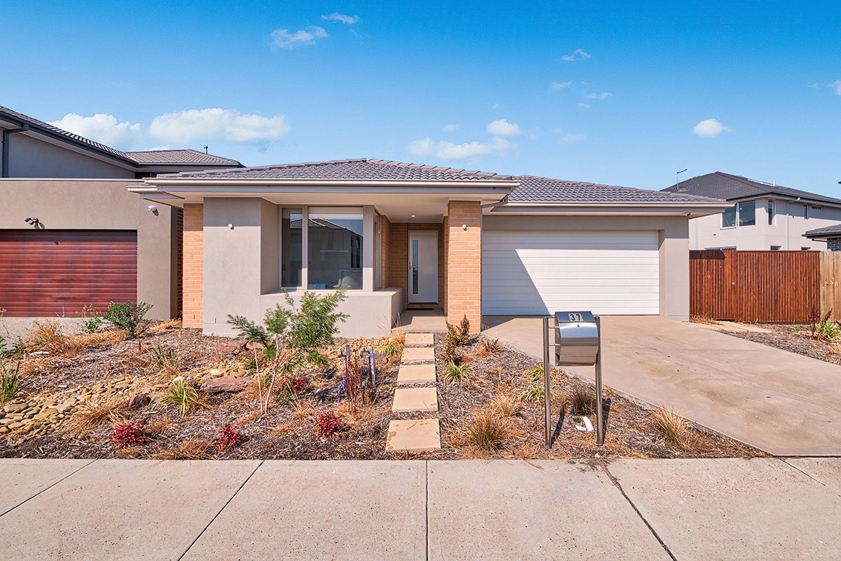 37 Remus Circuit, Cranbourne West VIC 3977