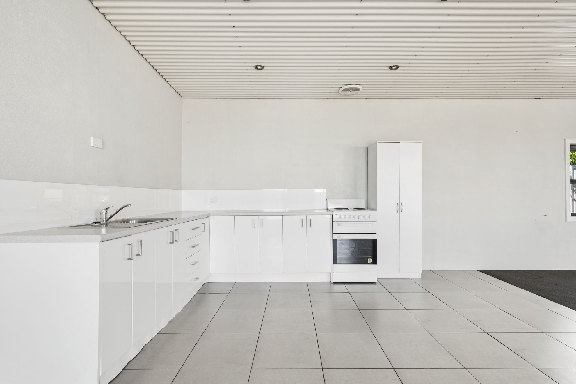 15 Thompson Road — photo 3 of 19