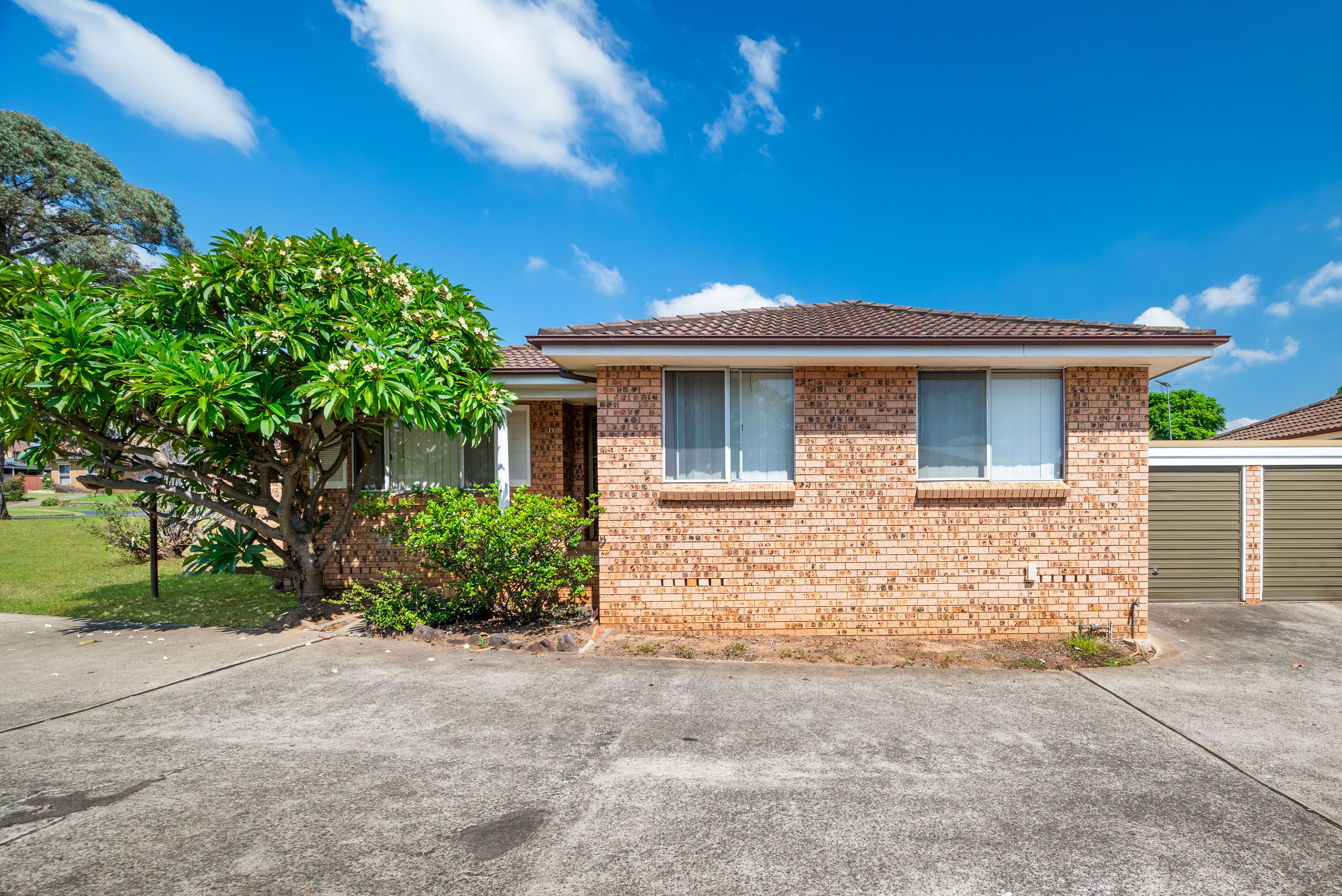 13/8 Bensley Road, Macquarie Fields NSW 2564