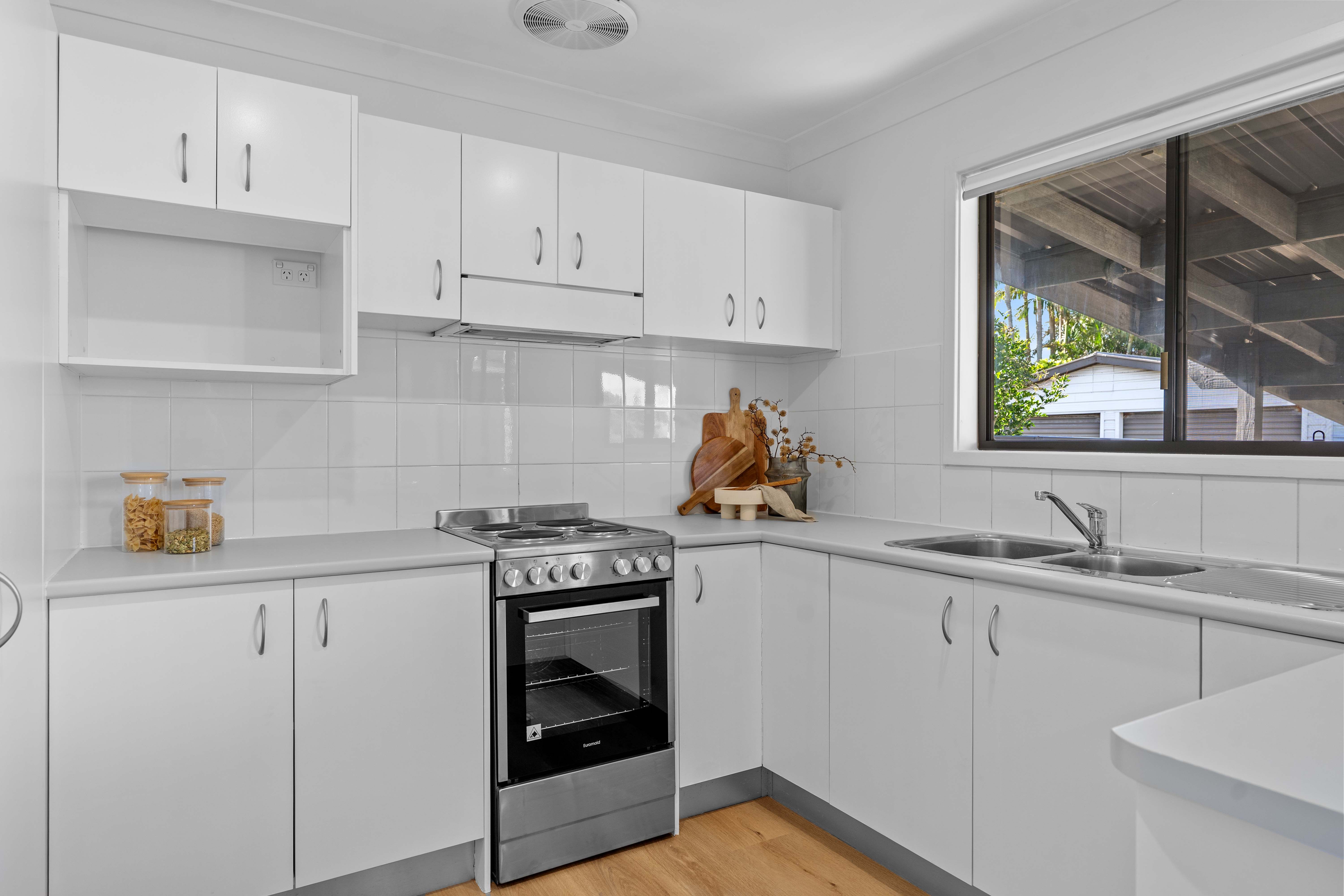 73 Caves Beach Road, Caves Beach, NSW 2281