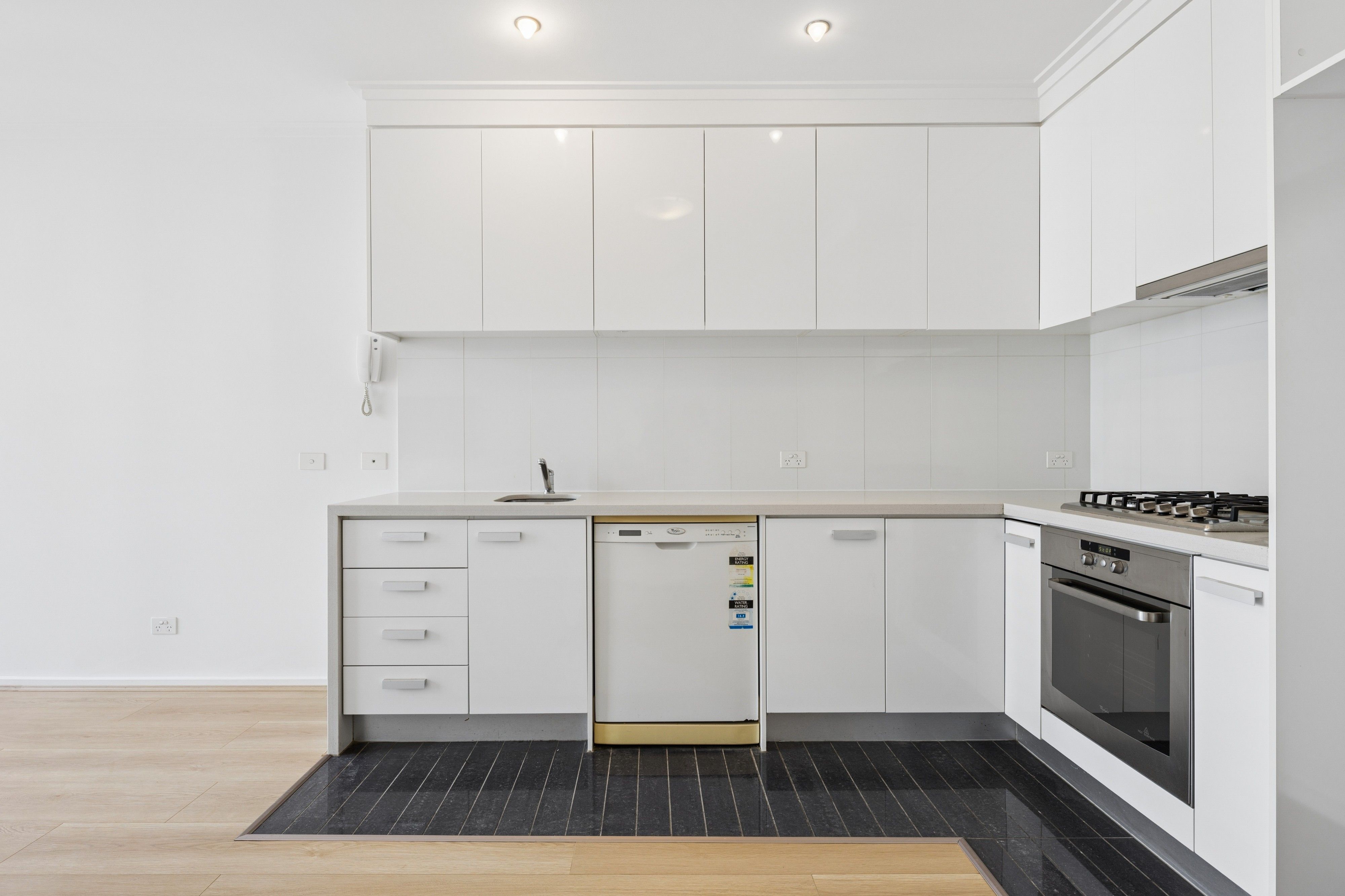 1607/63 Whiteman Street — photo 4 of 13