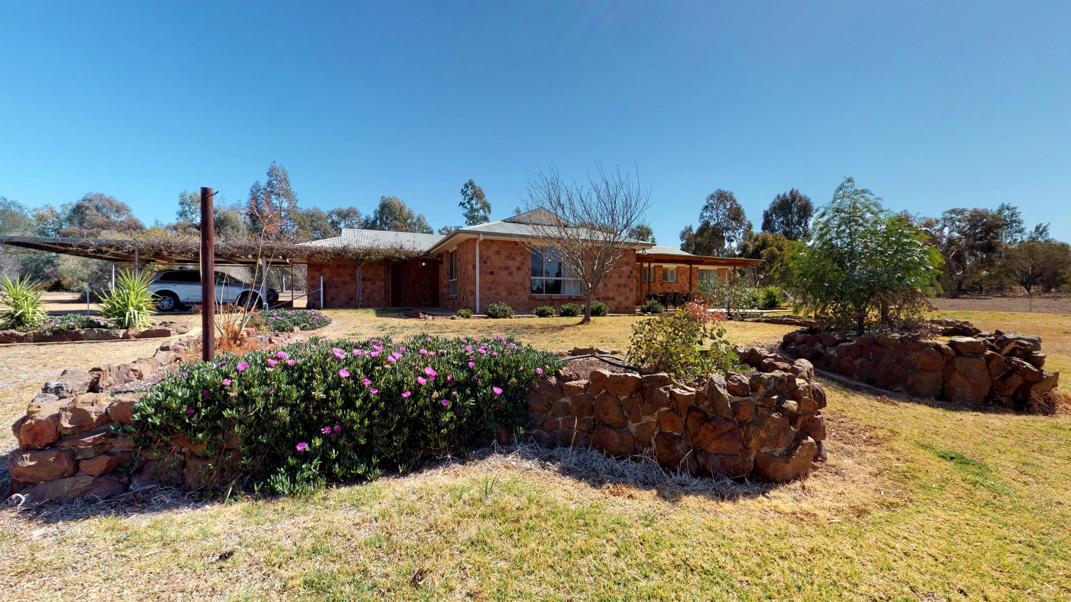 1 Castel Avenue