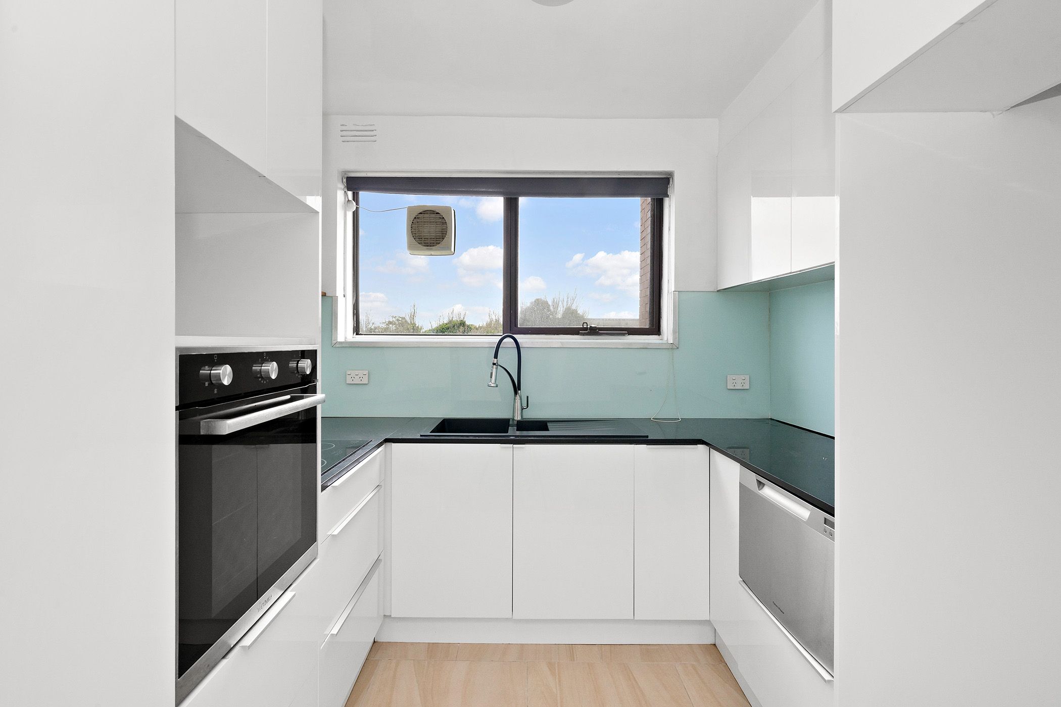 27/402 Nepean Highway — photo from Ray White Frankston