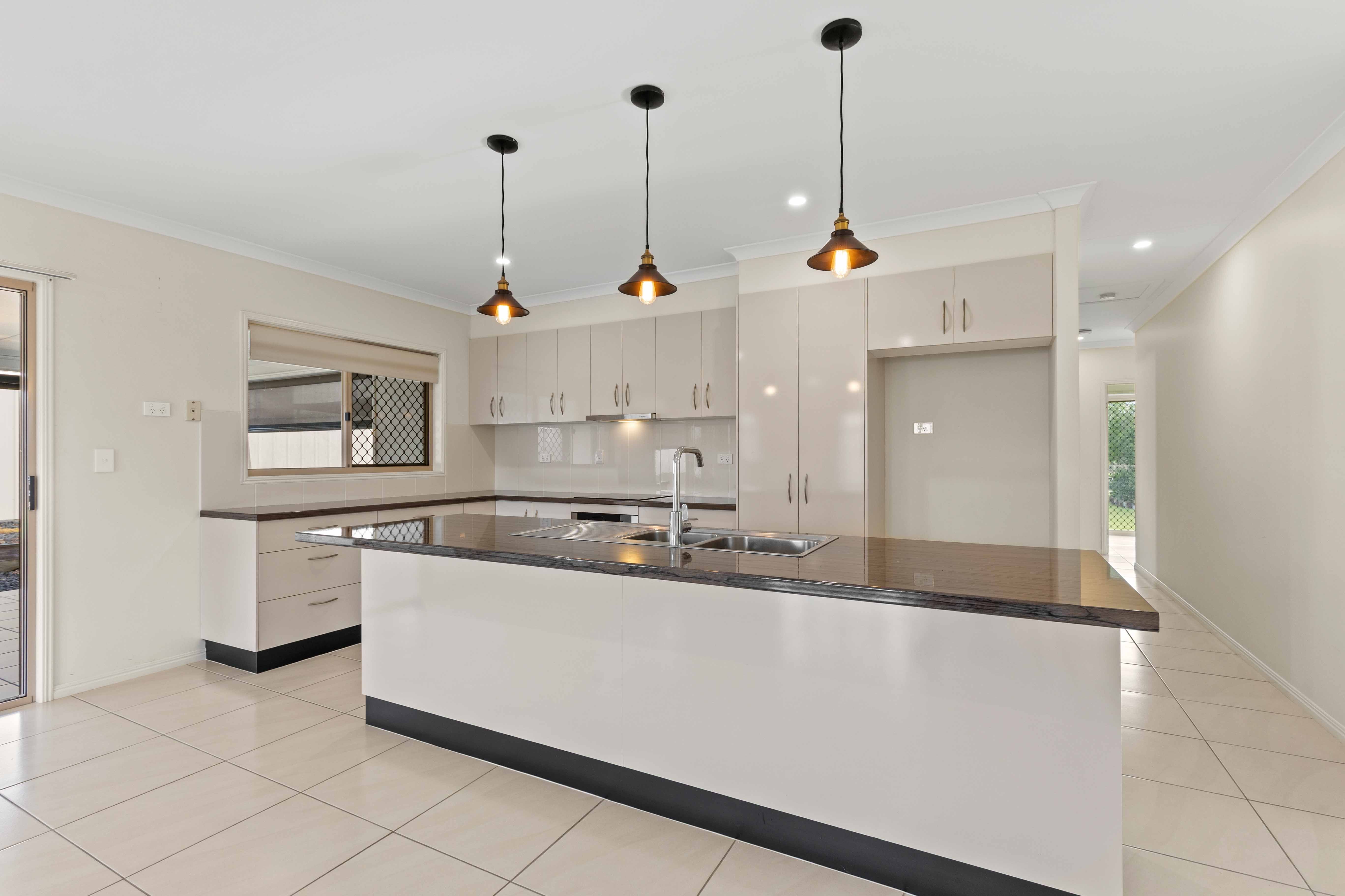 1 Kingfisher Drive, Oakhurst, QLD 4650